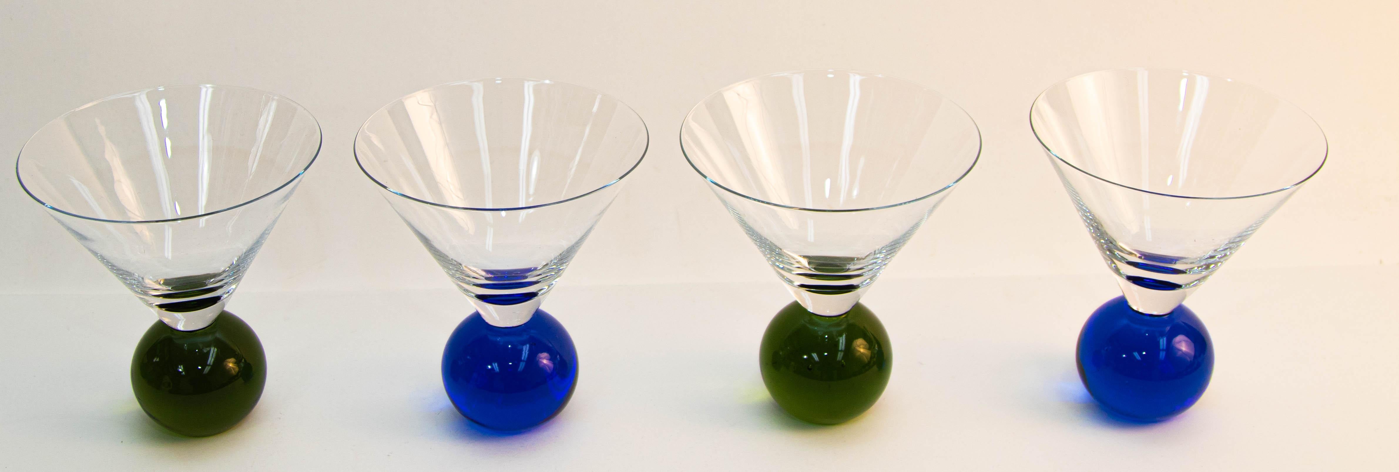 Postmodern ball base martini cocktail glasses, set of 4, circa 1990.
Vintage Post Modern set of four Memphis style clear martini cocktail glasses.
Postmodern Martini glasses, sitting on top of each ball is a crystal clear bowl bowl that opens up
