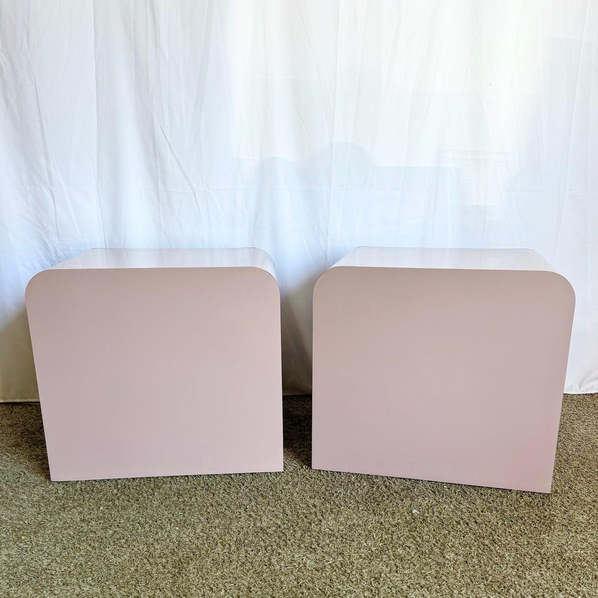 Postmodern Mauve Laminate Waterfall Nightstands With Lucite Handles - A Pair Bon état - En vente à Delray Beach, FL