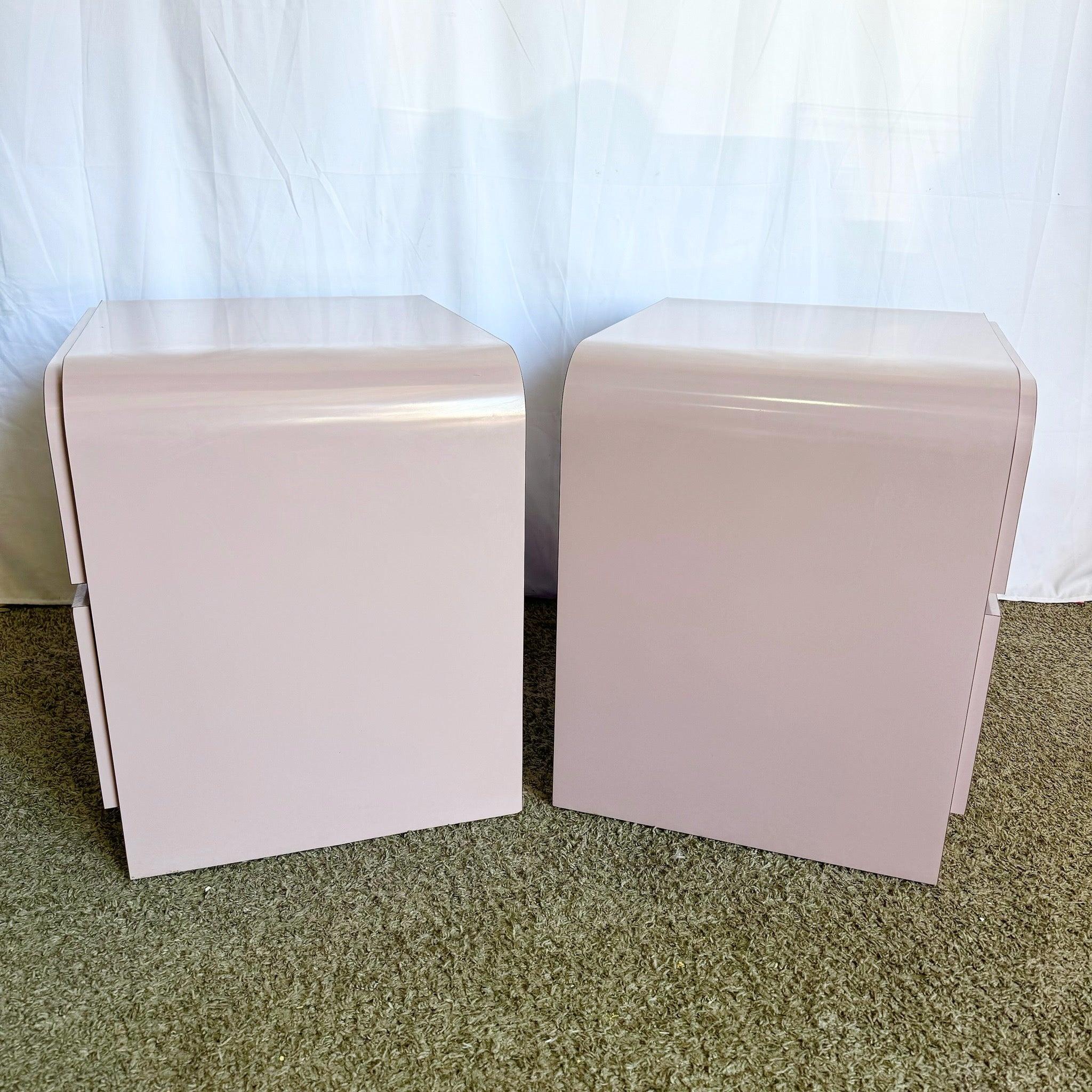 Fin du 20e siècle Postmodern Mauve Laminate Waterfall Nightstands With Lucite Handles - A Pair en vente