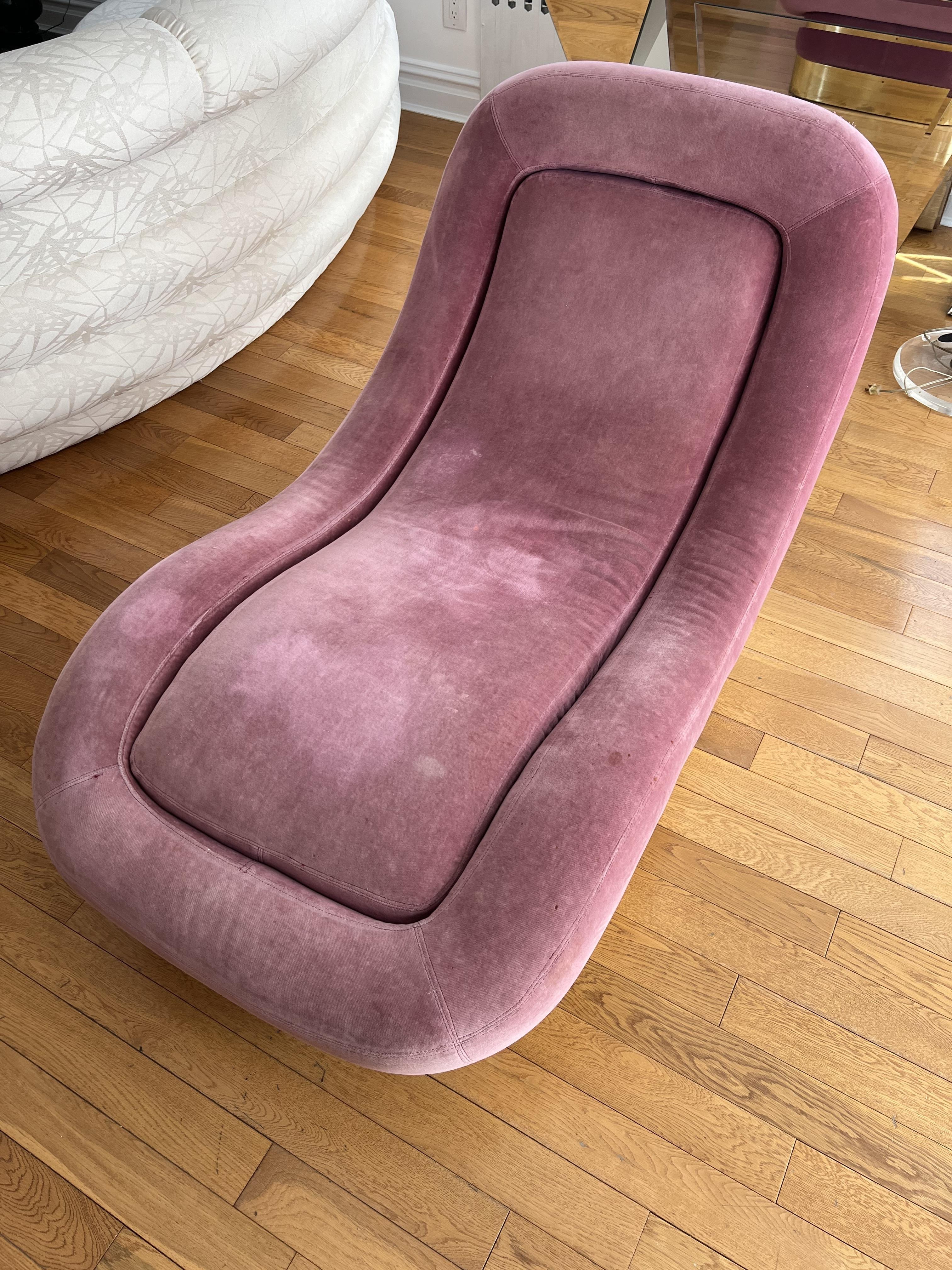 A floating lounge chair, made by Comfort Designs Inc in Mauve Pink Velvet, original fabric. The condition of the fabric: no tears/damages but some minor lighter spots on the surface near the foot area. You can leave the fabric as is or do a