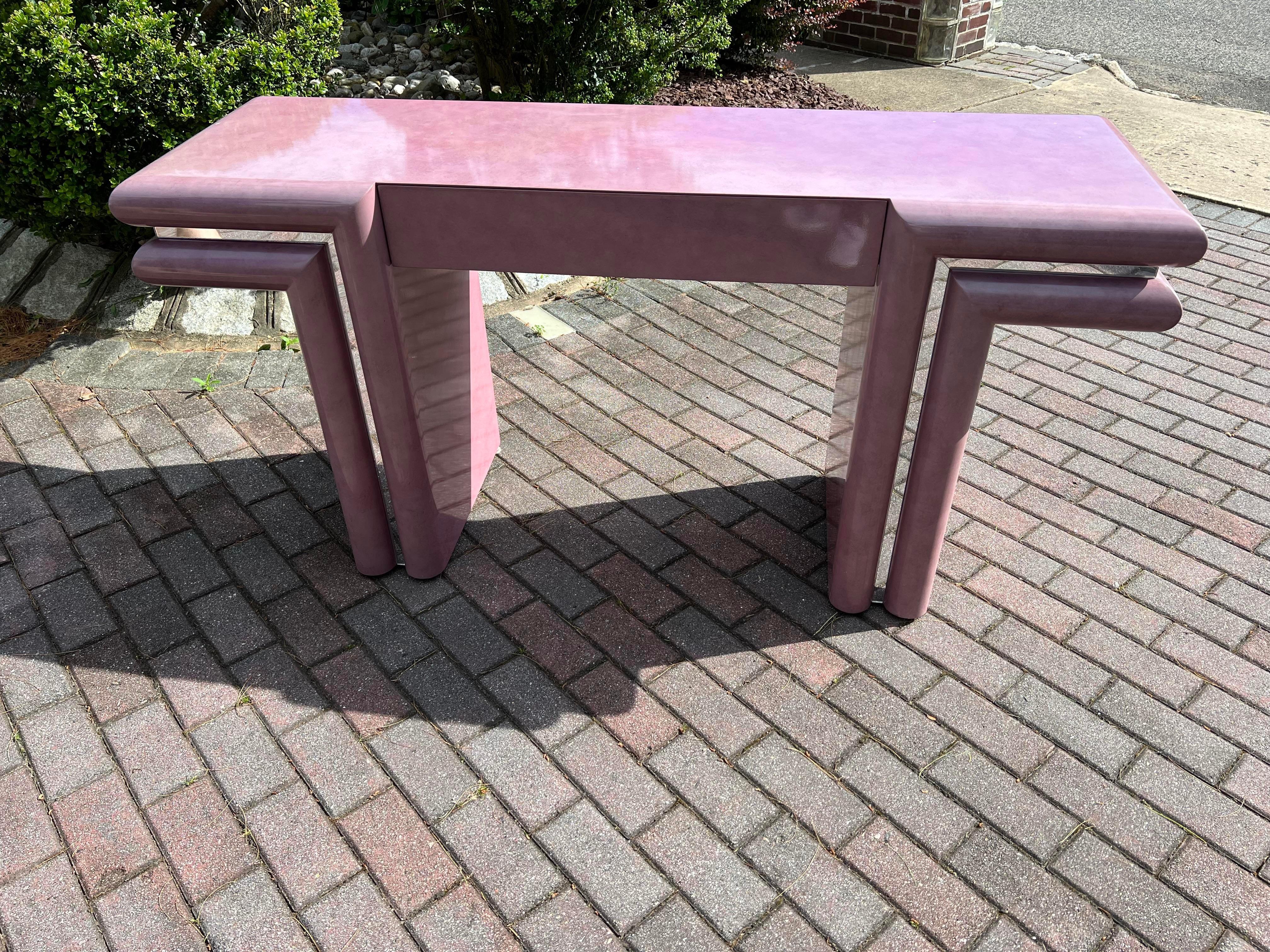 Maßgefertigter lila-rosa Schreibtisch im Stil von Karl Springer. Nicht nur die Farbe dieses Schreibtisches ist einzigartig, sondern auch die verspiegelten Zierleisten am gesamten Schreibtisch. Wahrlich ein einzigartiges Möbelstück aus den 80er