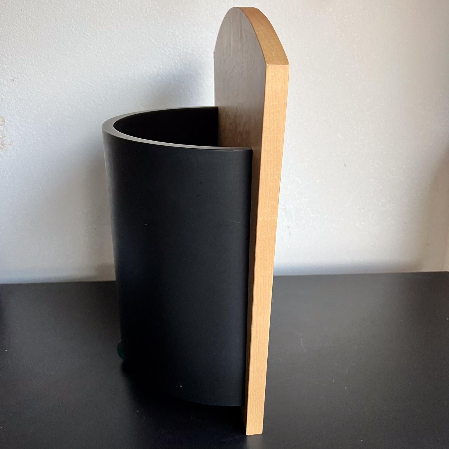 Corbeille à papier postmoderne Memphis Planter en vente 4