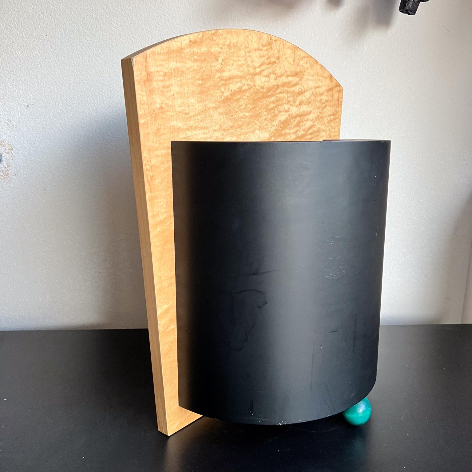 Bois Corbeille à papier postmoderne Memphis Planter en vente