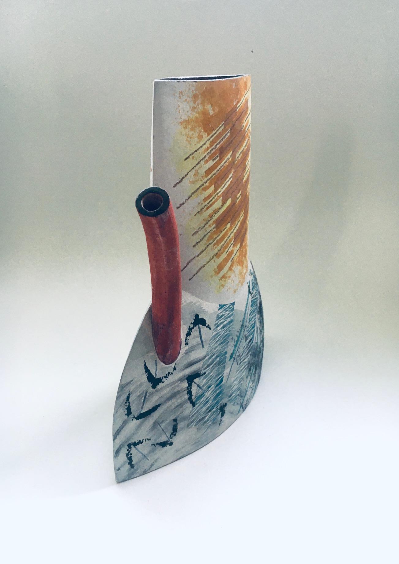Vaso decanter in ceramica postmoderna di Memphis Design, firmato TL in vendita 3