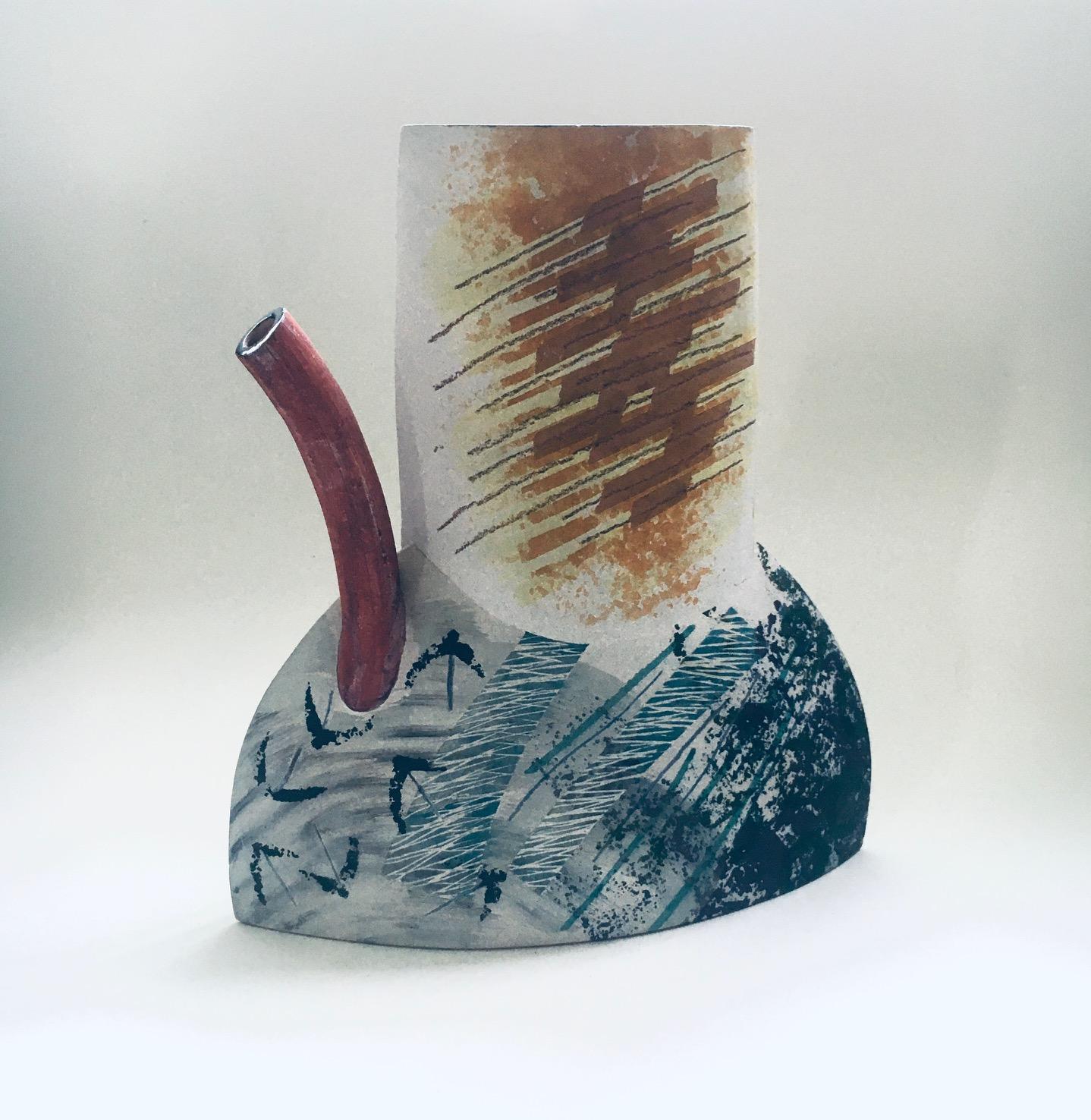 Vaso decanter in ceramica di design postmoderno di Memphis. Timbro TL sul fondo. Made in Belgio, periodo anni '80/'90. Opera d'arte di grandi dimensioni splendidamente realizzata con illustrazioni astratte colorate su entrambi i lati. Finitura opaca