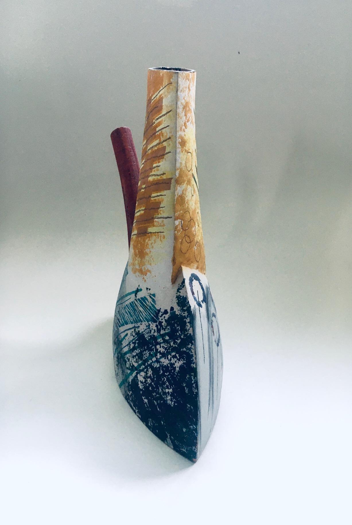 Vaso decanter in ceramica postmoderna di Memphis Design, firmato TL In condizioni buone in vendita a Oud-Turnhout, VAN