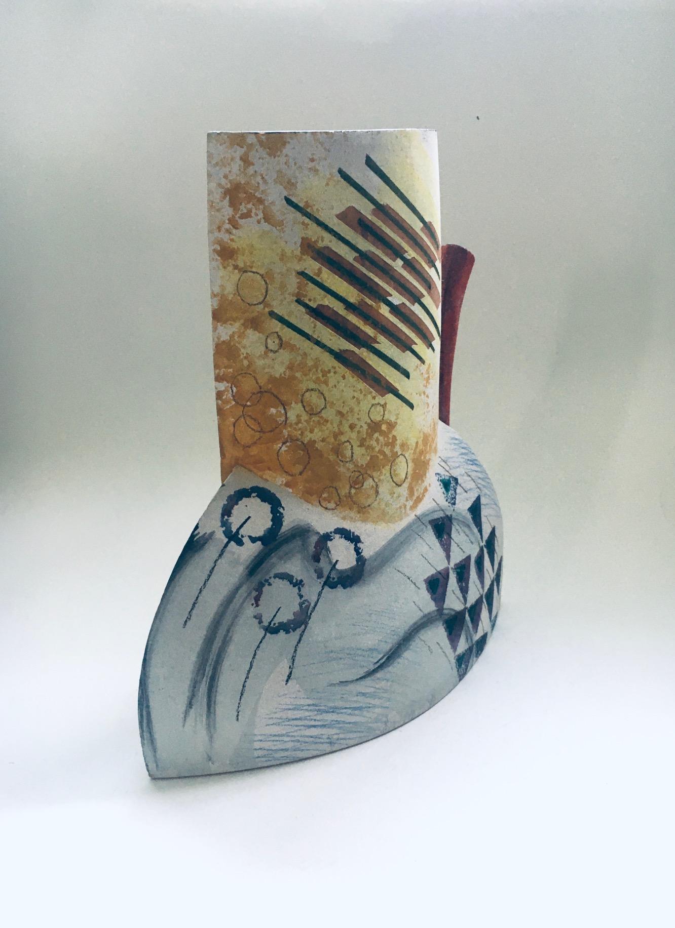 Fine XX secolo Vaso decanter in ceramica postmoderna di Memphis Design, firmato TL in vendita