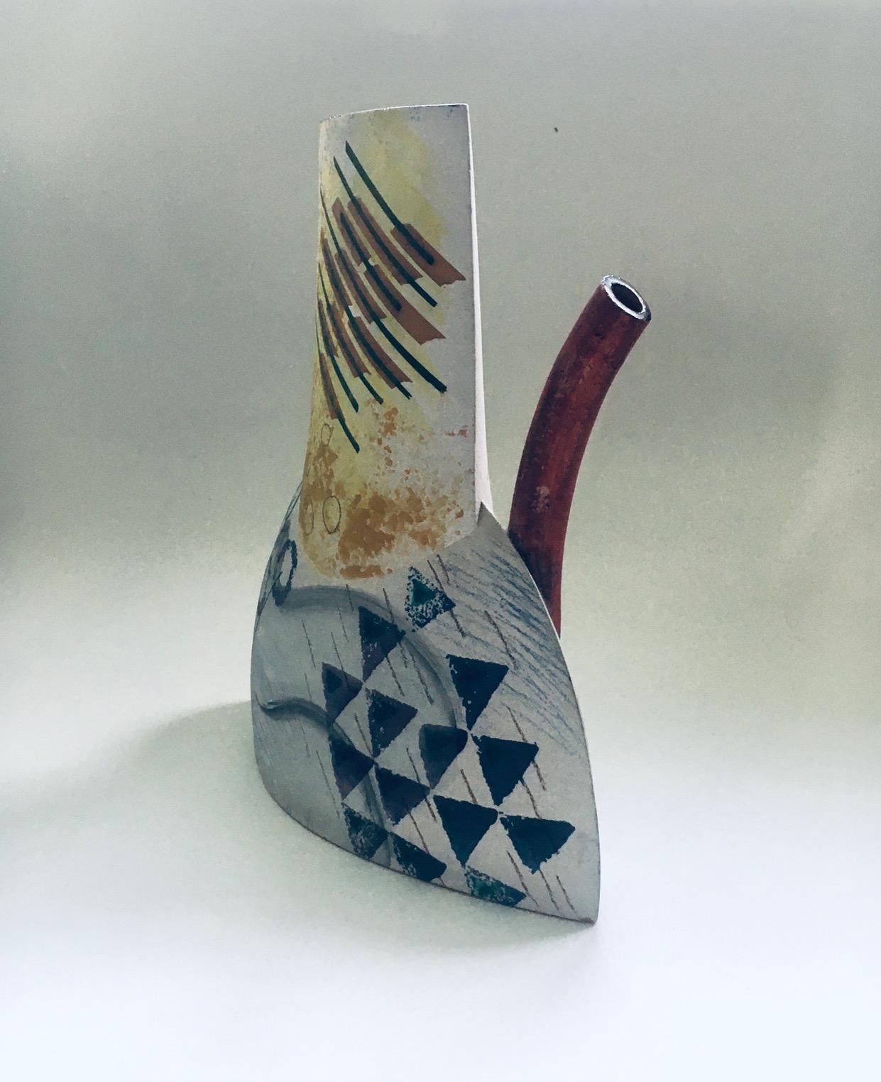 Vaso decanter in ceramica postmoderna di Memphis Design, firmato TL in vendita 2
