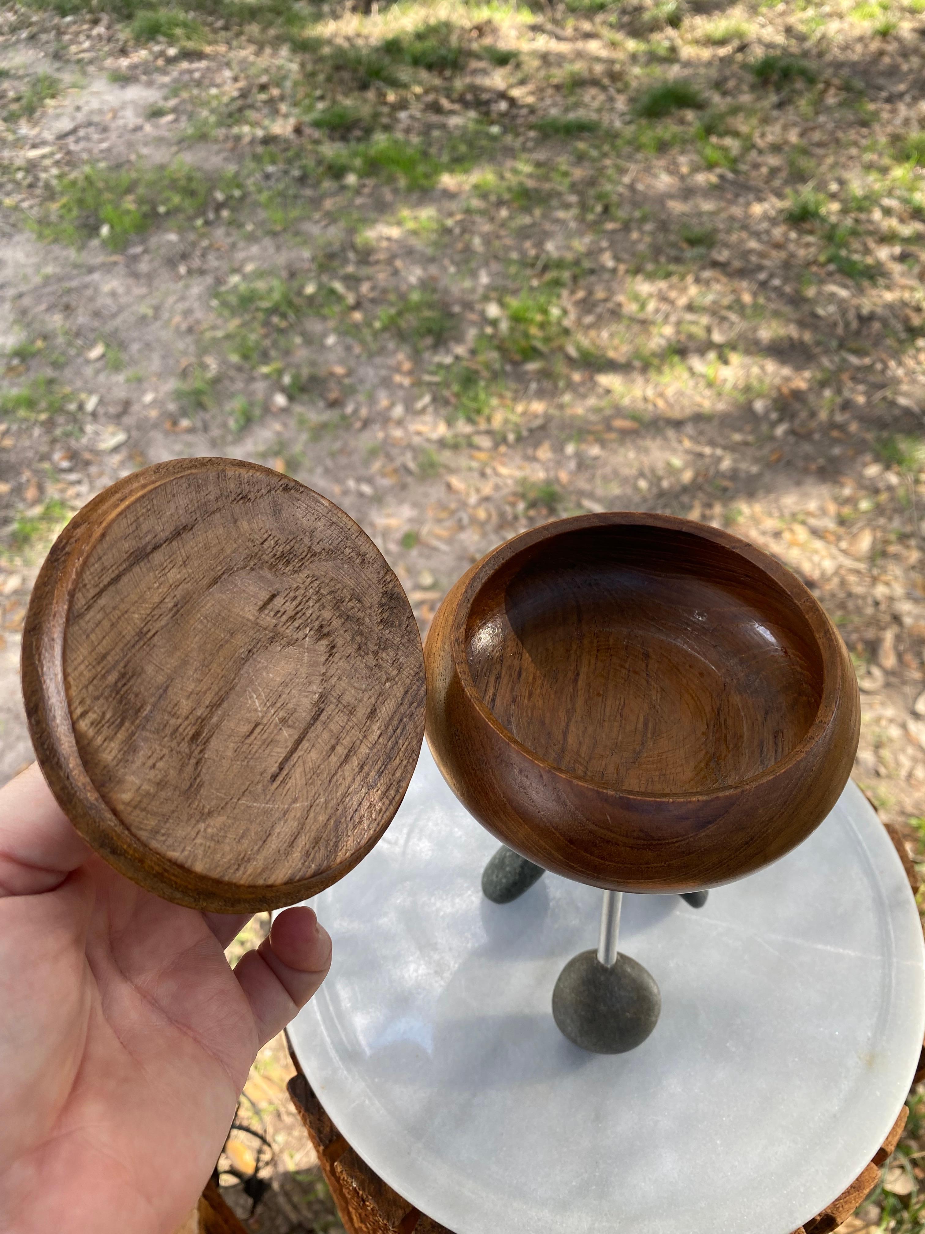 Soporte de granito postmoderno inspirado en Memphis y caja con tapa de teca artesanal en venta 2
