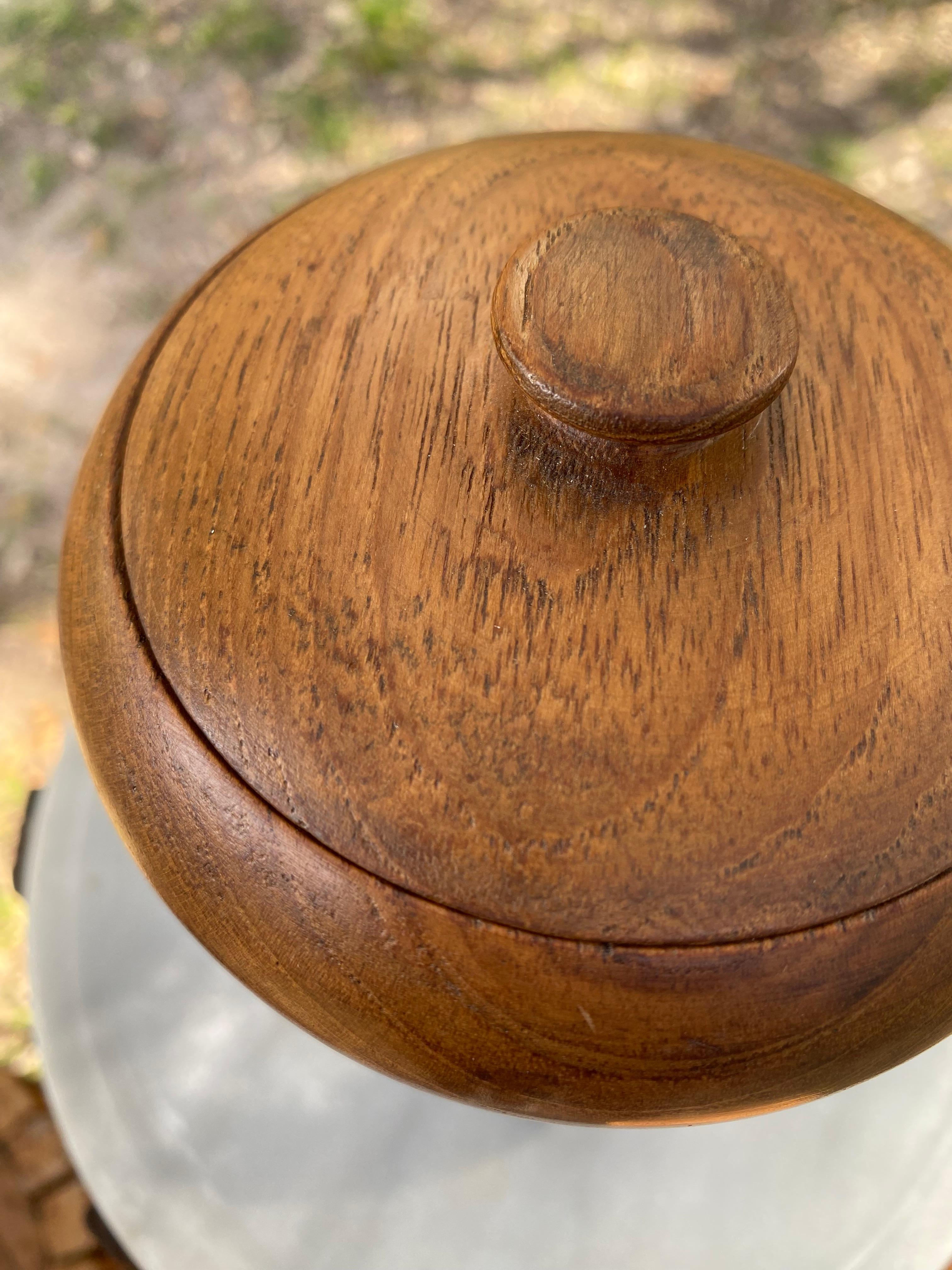 Soporte de granito postmoderno inspirado en Memphis y caja con tapa de teca artesanal en venta 3