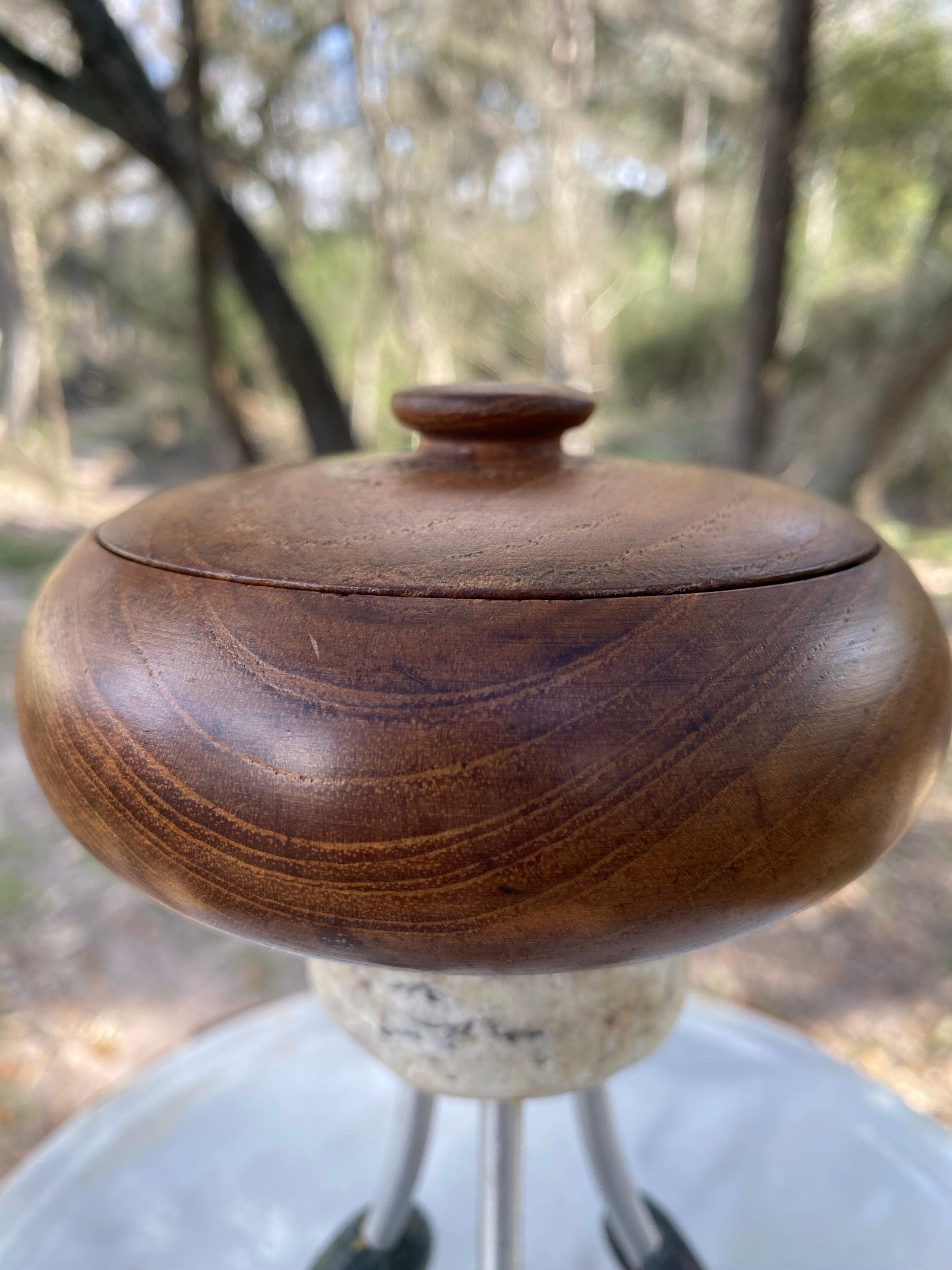 Soporte de granito postmoderno inspirado en Memphis y caja con tapa de teca artesanal en venta 4