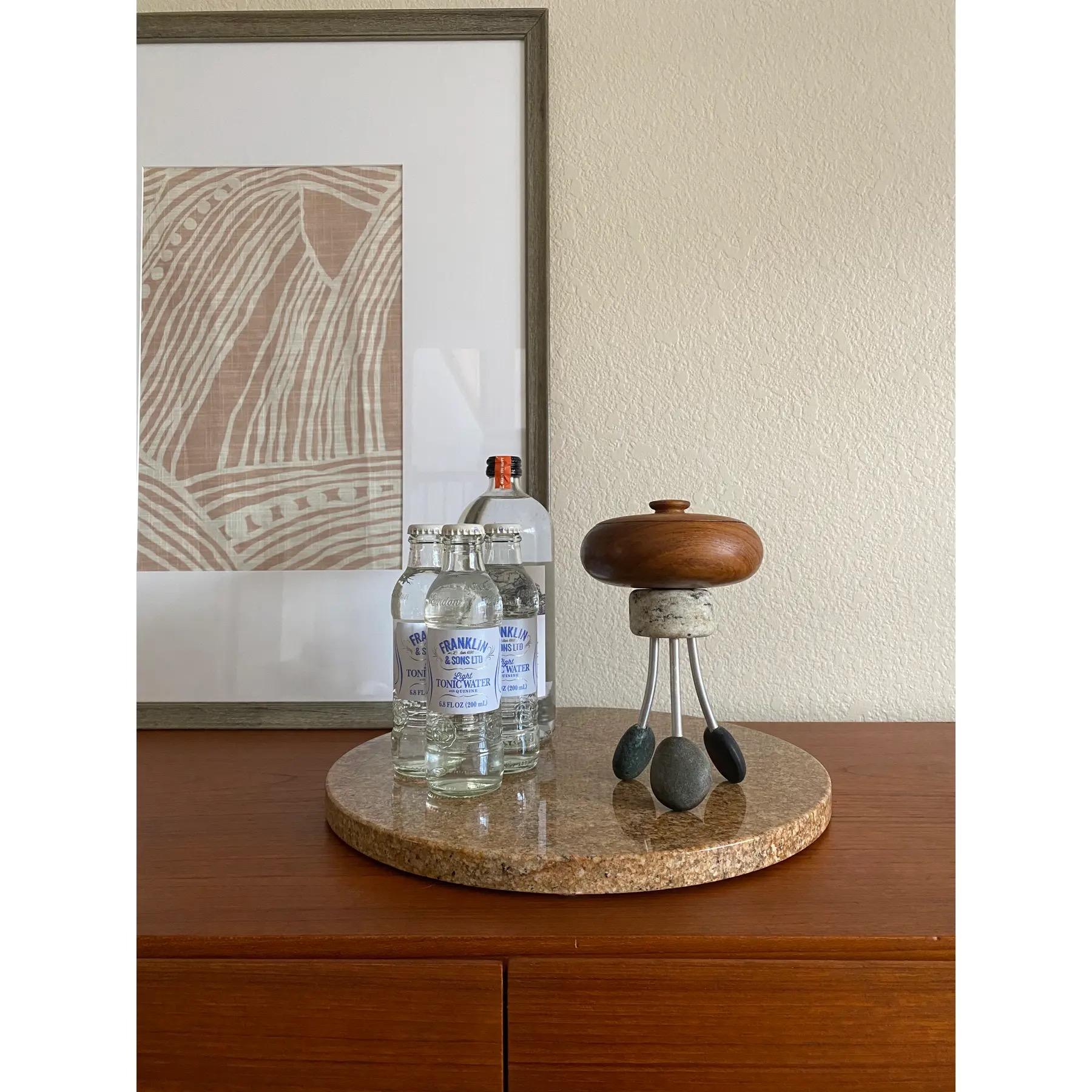 Soporte escultórico postmoderno de granito tallado y aluminio, hecho a mano por artesanos, con caja de baratijas de teca.

Una combinación de objetos tan hermosa y única. Hemos combinado dos piezas únicas para crear tensión y contraste entre ellas.