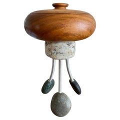 Soporte de granito postmoderno inspirado en Memphis y caja con tapa de teca artesanal