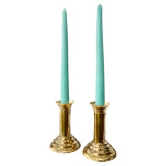 Postmoderno Memphis Milano Pareja de candelabros columnares neoclásicos de latón