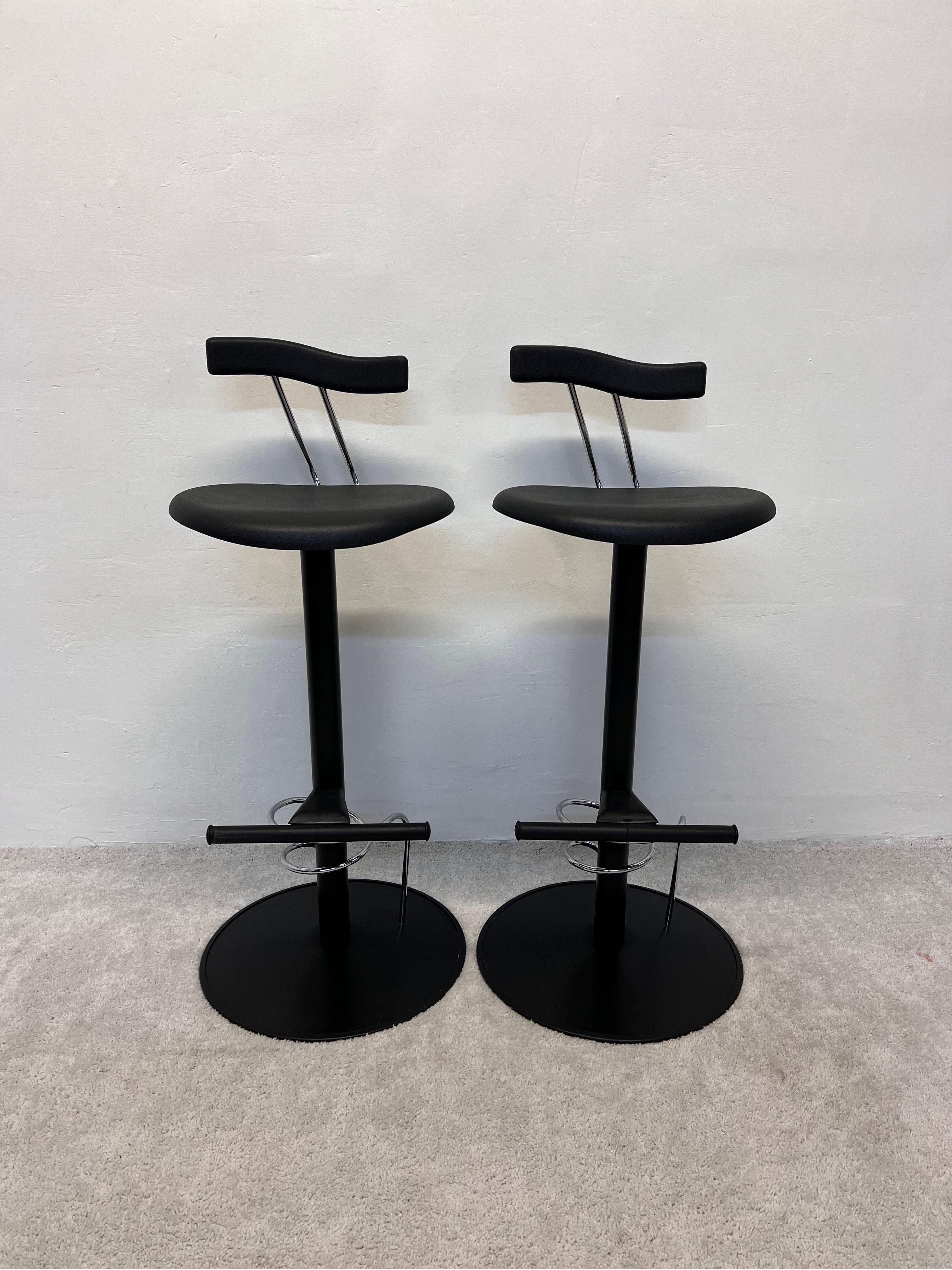 Ein Paar italienische postmoderne Barstühle in Barhöhe, inspiriert von Memphis Milano. Aus schwarz lackiertem Stahl mit Sitz und Rückenlehne aus schwarzem Formgummi. 

 