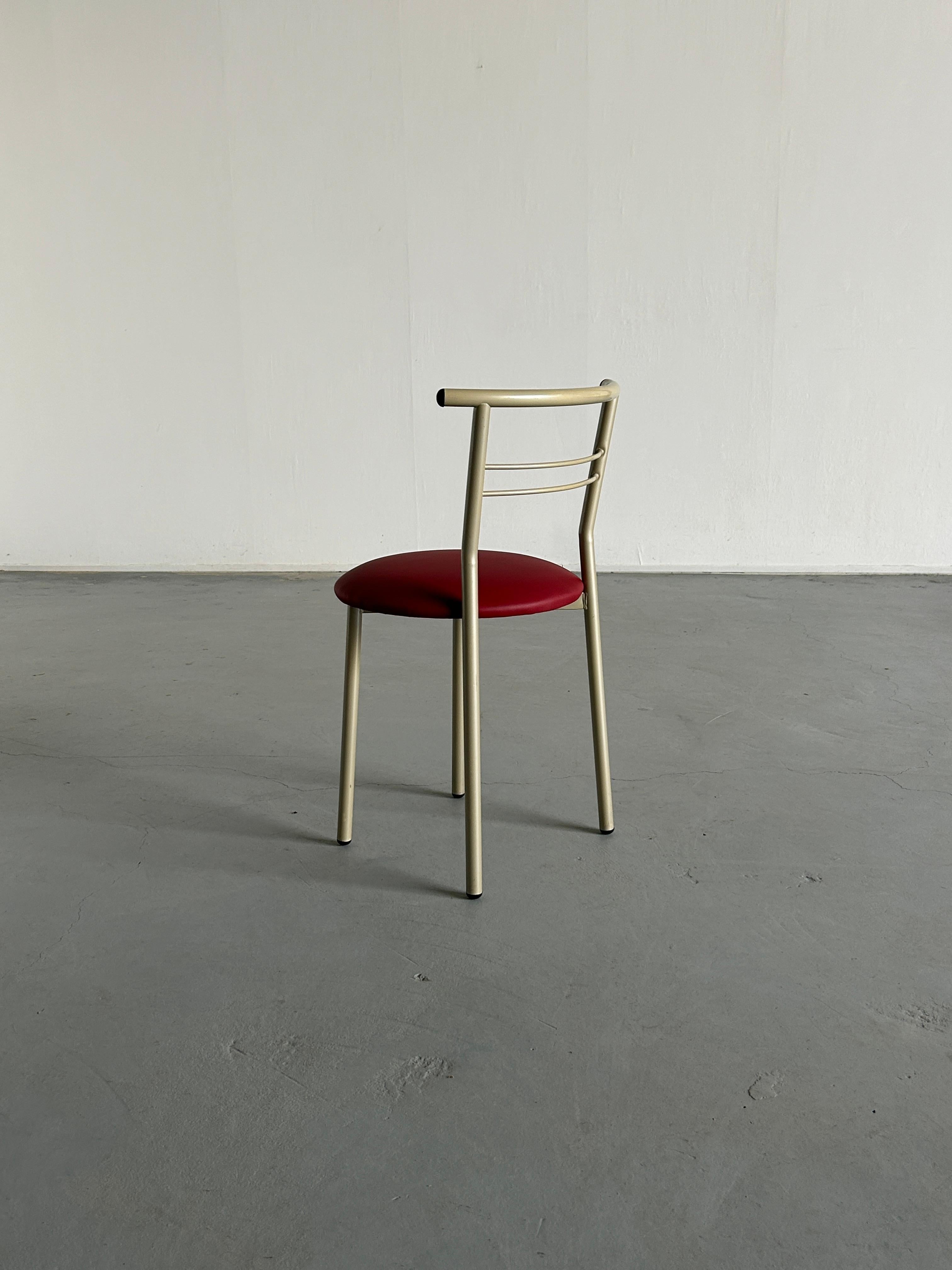 Postmoderner Stuhl im Memphis-Stil mit roter Kunstlederpolsterung und roter Polsterung, 1980er Jahre, Italien (Ende des 20. Jahrhunderts) im Angebot