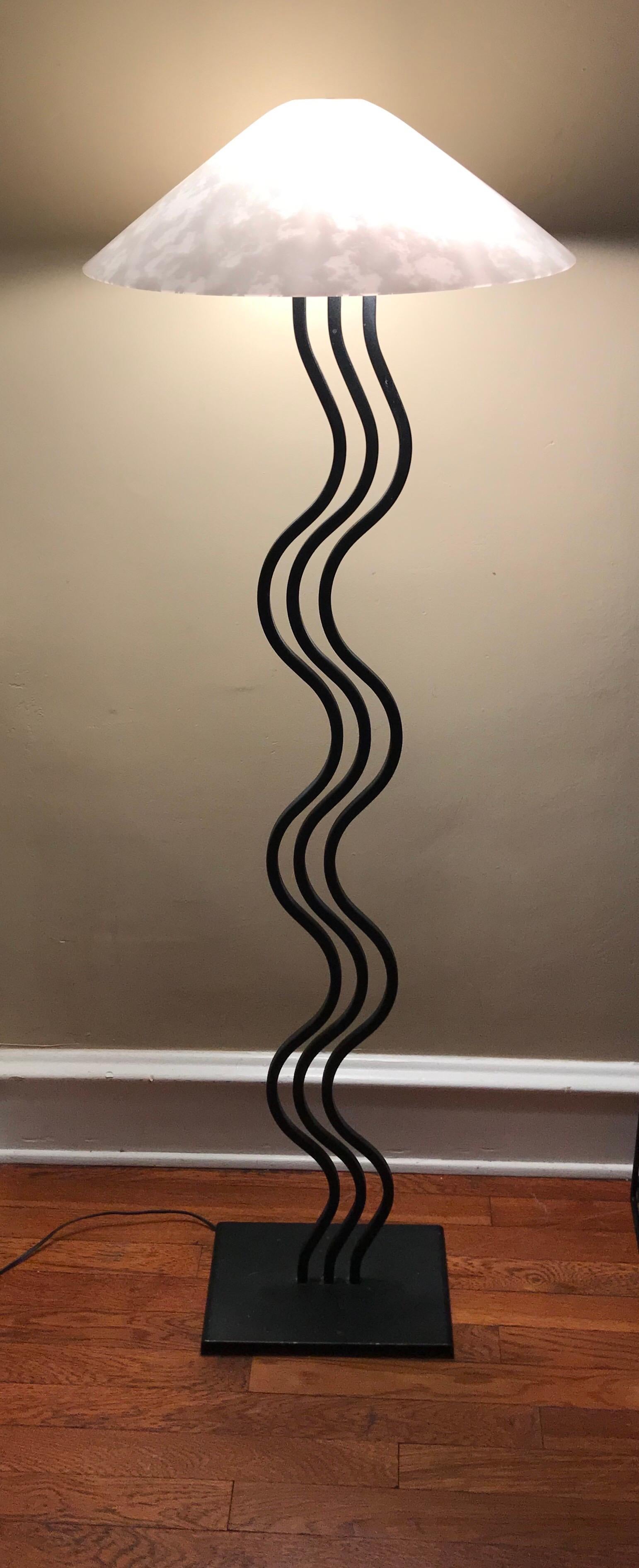 1980s Postmodern Memphis style table lamp.

Sculptural design features a series of curved metal tubular bars in a powder coated matte black finish.

Original shade included.