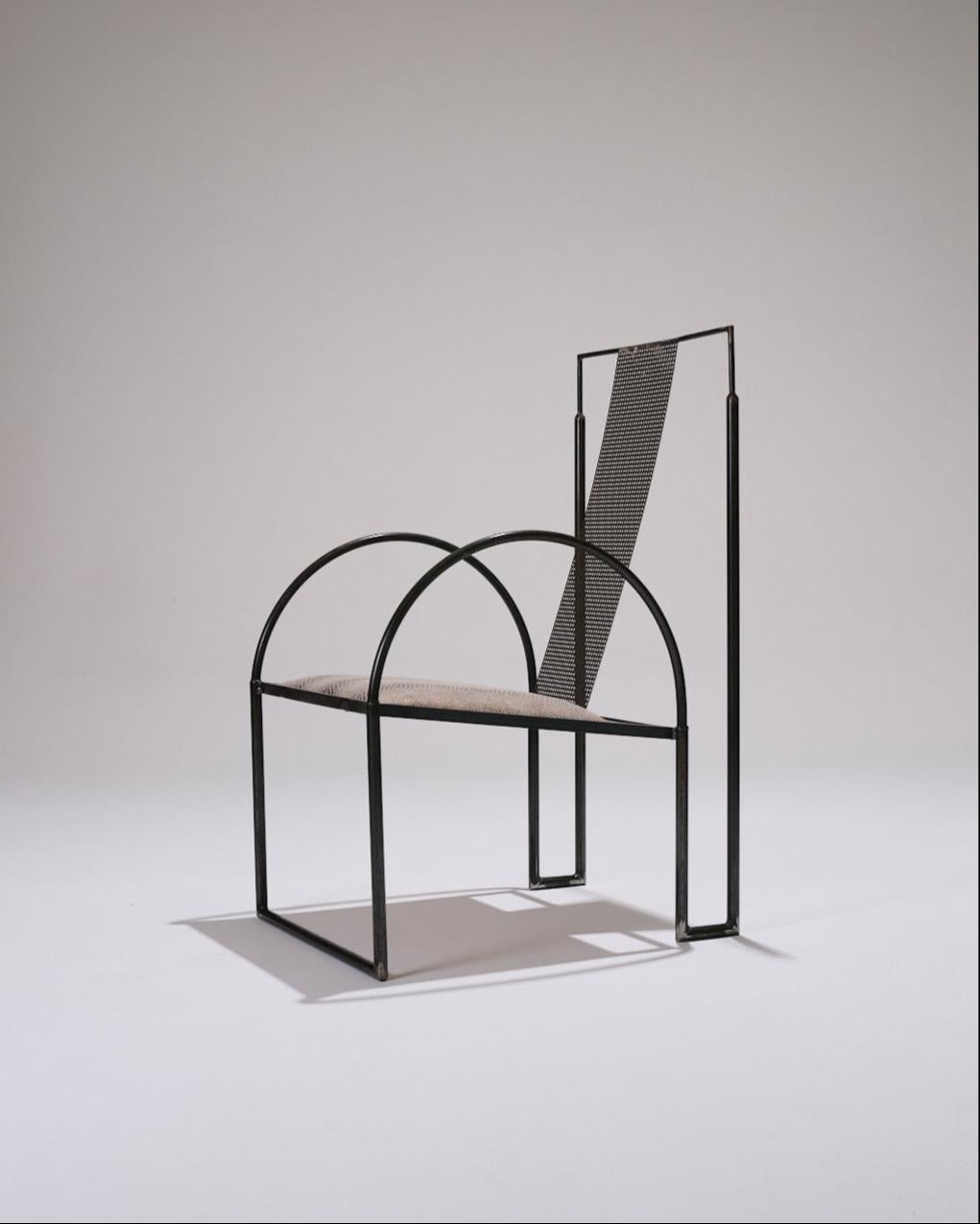 Sedia NR.200 in metallo traforato, con braccioli ad arco, seduta e schienale rivestiti in tessuto a stampa serpente.
Firmato dall'artista/designer Anderl Kammermeier. In condizioni eccellenti, tipico del design postmoderno berlinese degli anni