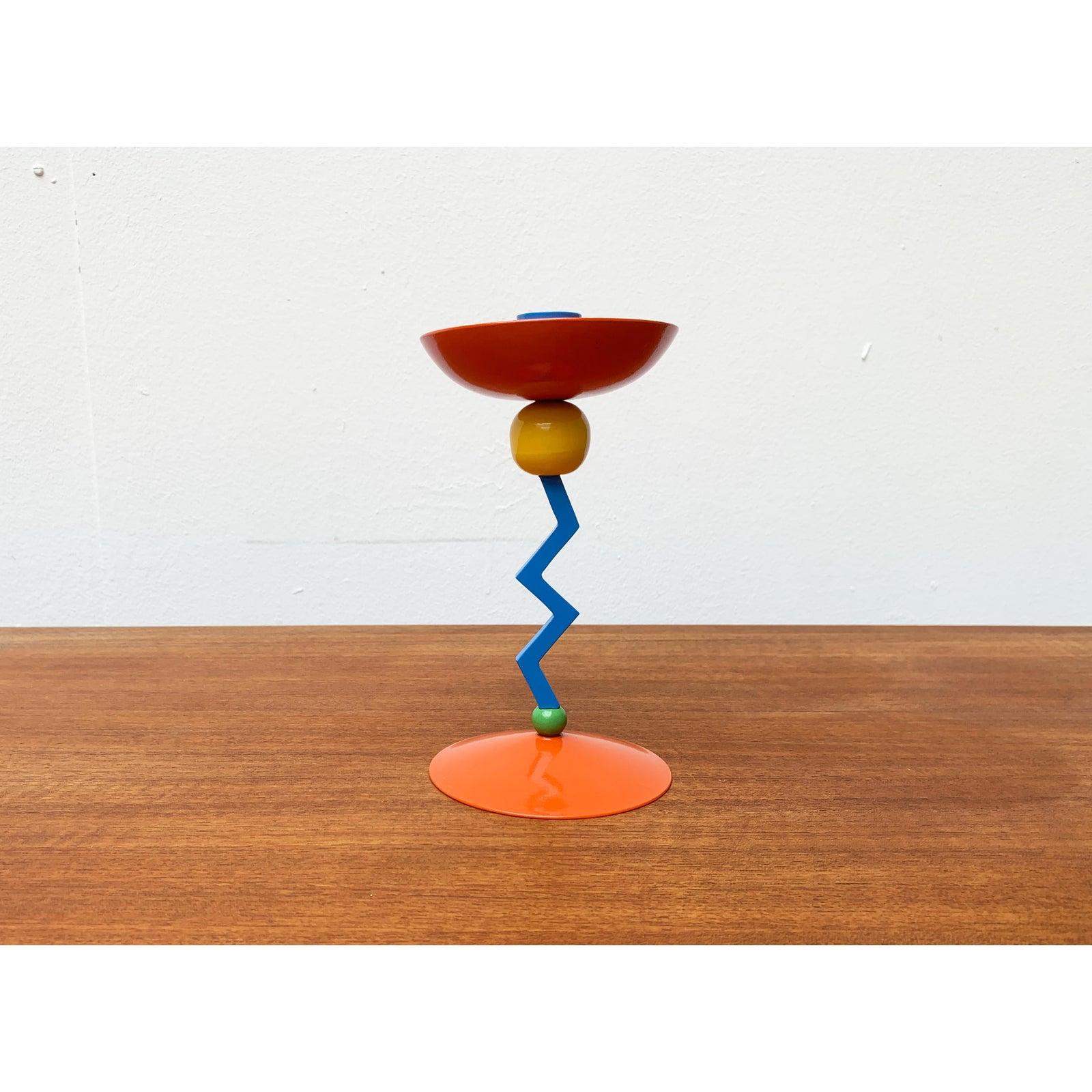 Portacandele postmoderno in metallo, in ottime condizioni. Progettato dal 1980 al 1989.

Informazioni aggiuntive:
Materiali: Metallo
Stile: Memphis, Postmoderno
Periodo: 1980s
Colore: blu
Tipo di articolo: Vintage, Antico o Pre-owned
Dimensioni: