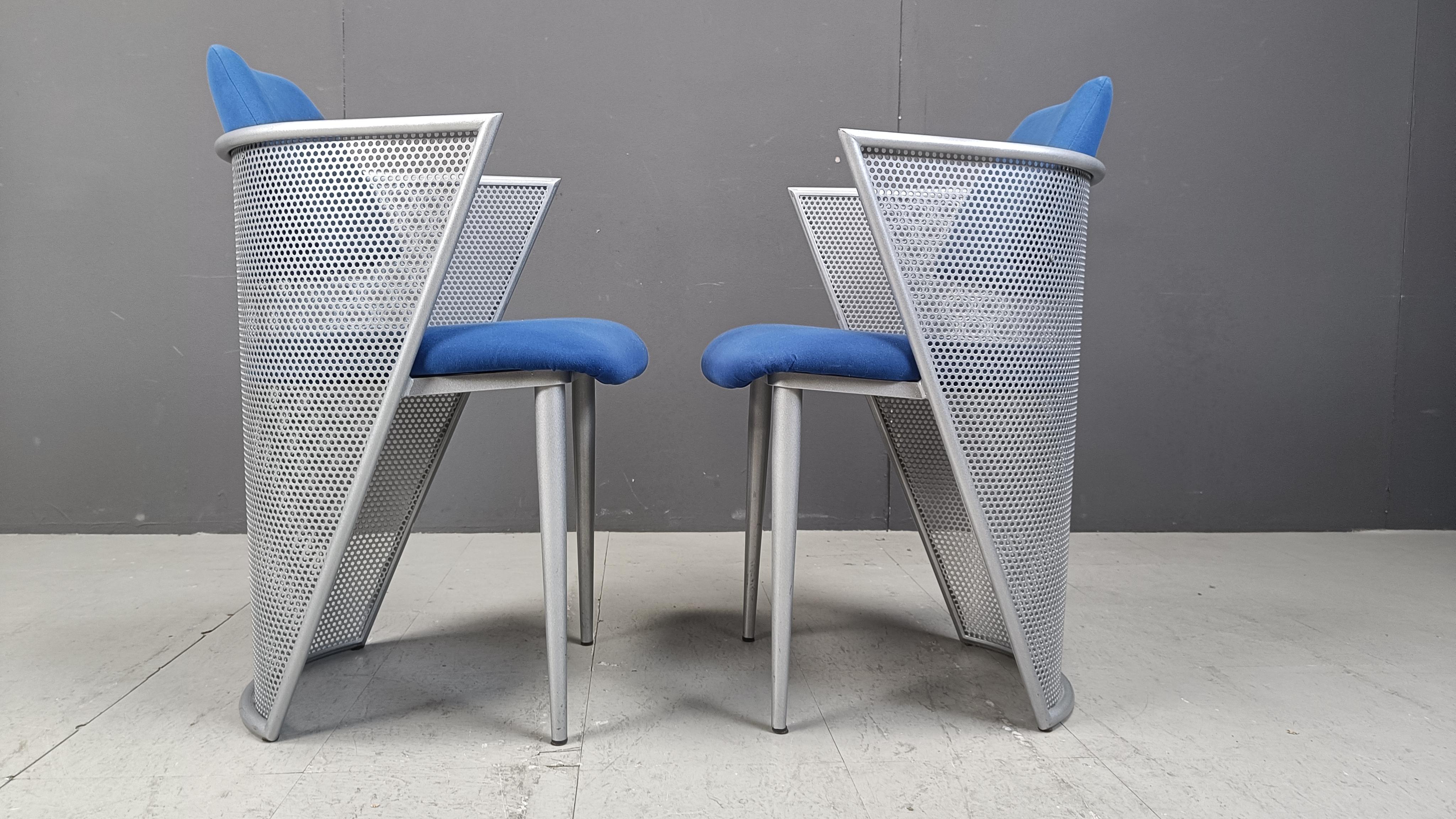 Set di 6 poltrone/sedie da pranzo dal design postmoderno con struttura in metallo traforato e sedute e schienali in tessuto blu.

Un design senza tempo

anni '80 - Belgio

Buono stato

Dimensioni:
Altezza: 84 cm
Altezza braccioli: 72 cm
Altezza
