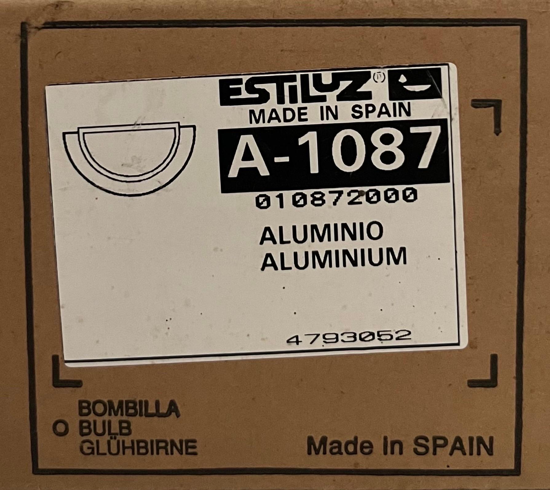 Postmodernes Wandleuchterpaar aus Metall und satiniertem Glas von Estiluz, Barcelona, 1980er Jahre (Ende des 20. Jahrhunderts) im Angebot