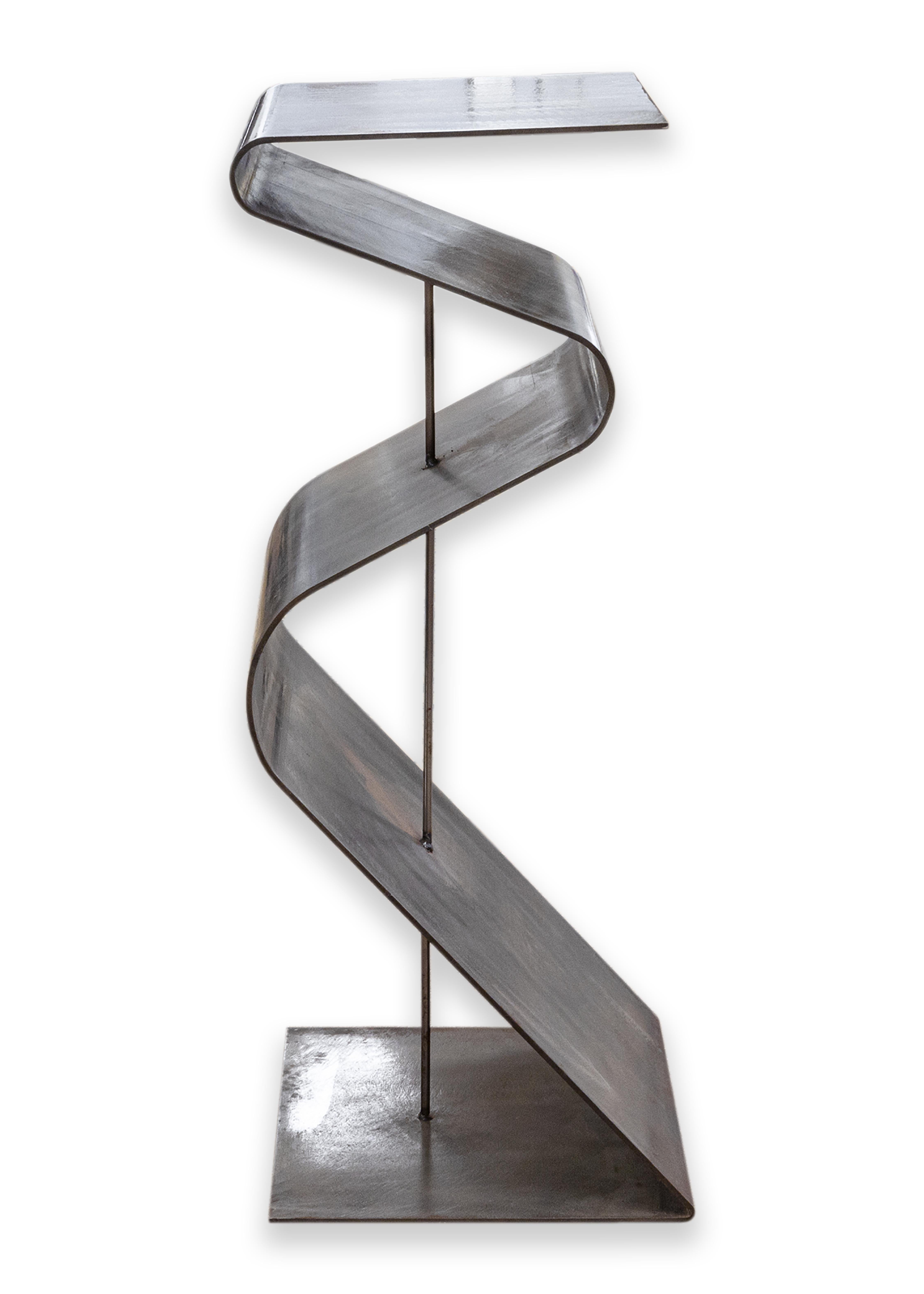 Fine XX secolo Base espositiva scultorea postmoderna in metallo e acciaio con piedistallo curvo degli anni '70 in vendita