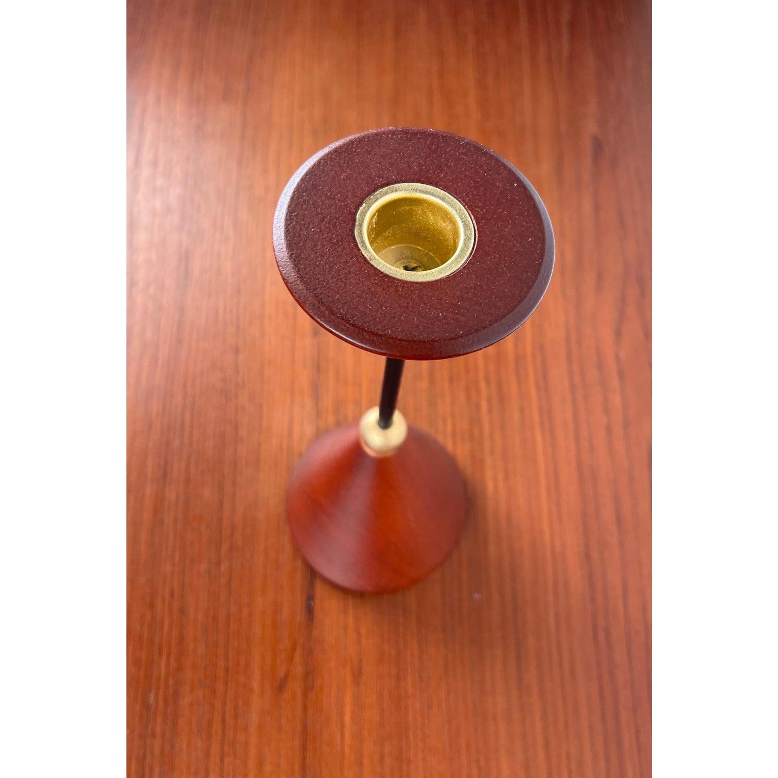 Candelabro posmoderno de metal y madera, años 80, en muy buen estado. Diseñado de 1980 a 1989.

Más información:
Materiales: Metal, Madera
Color: Negro
Estilos: Postmoderno
Tipo de artículo: Vintage, Antiguo o de segunda mano
Dimensiones: 3,15ʺAN ×