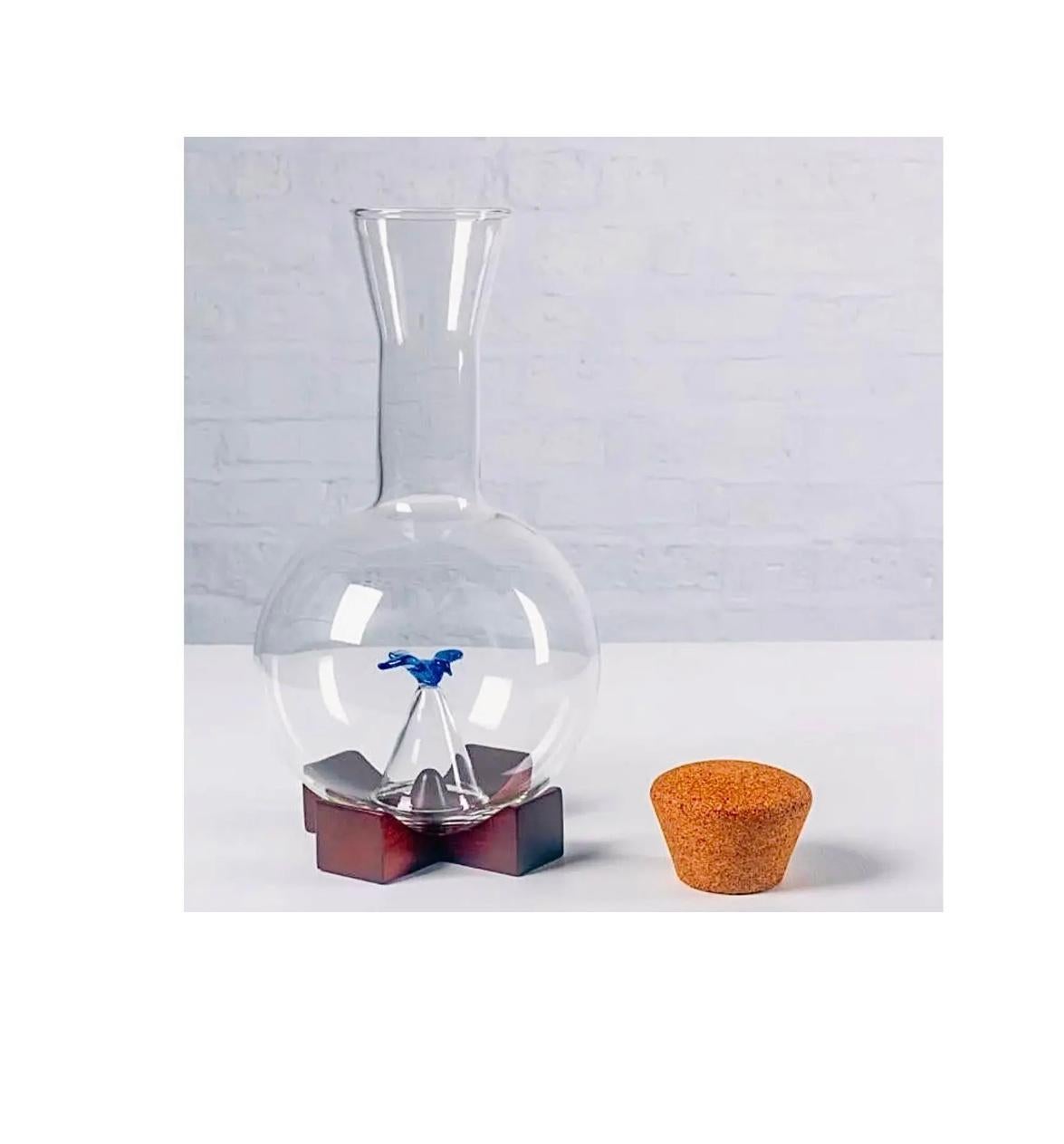 Decanter per vino in vetro soffiato a mano del 1990 di Michael Post Modern Memphis Michael Graves e Swid Powell con aeratore interno a forma di uccello blu.  Alessi. Italia

Un design straordinariamente delicato e intelligente. Il poetico uccello
