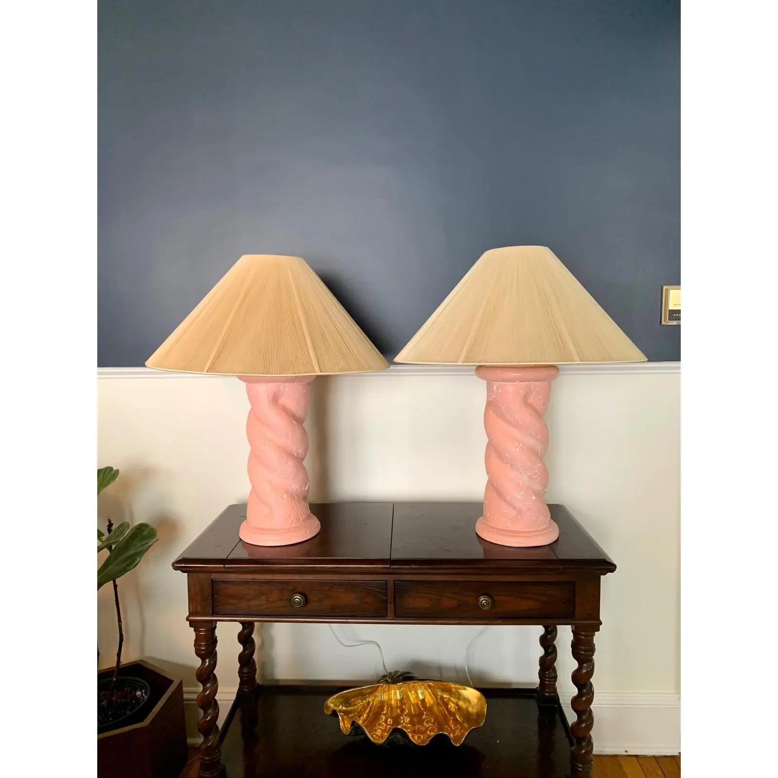 Postmoderne Paire de lampes postmodernes en plâtre torsadé de style Michael Taylor en vente