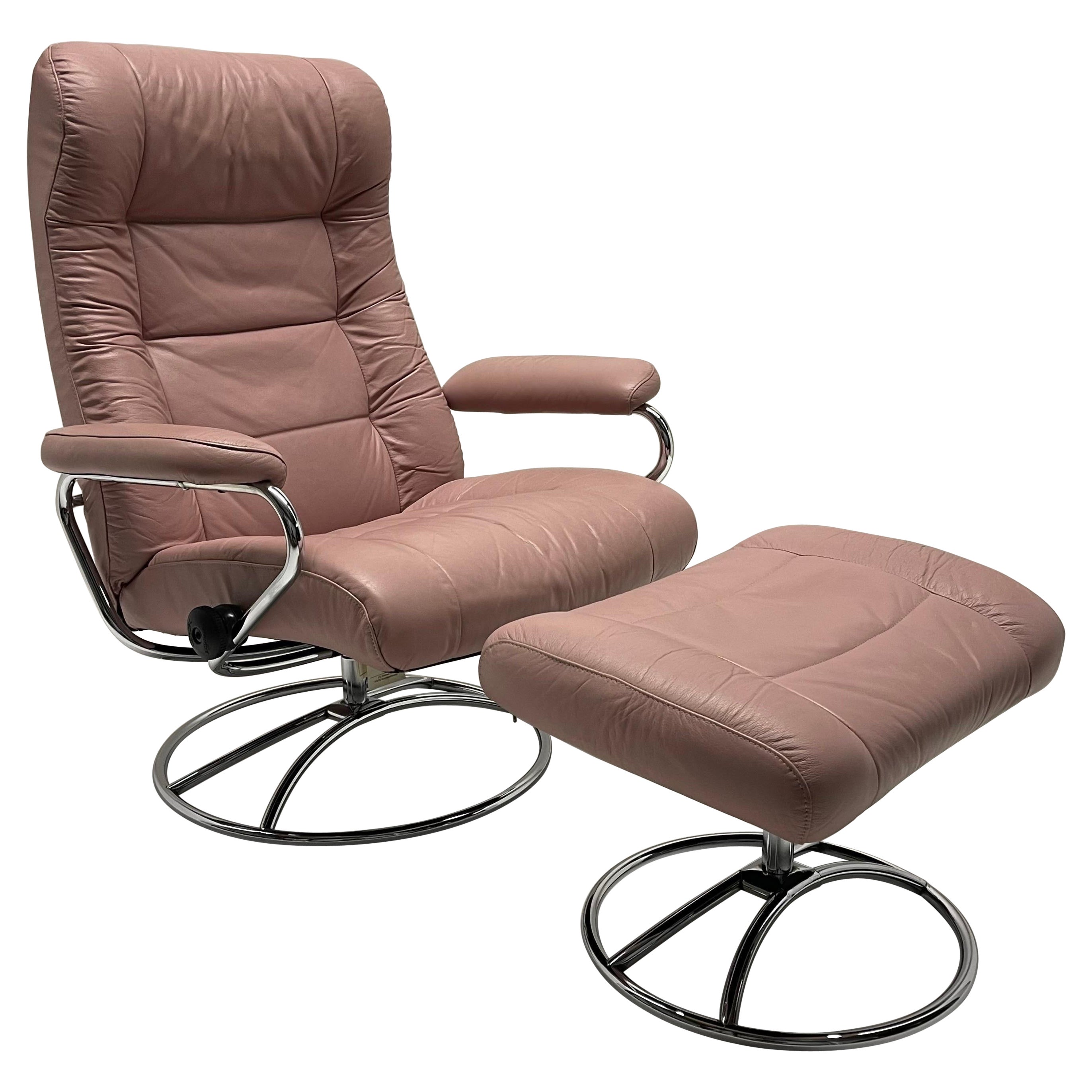 Fauteuil de salon et pouf «tressless » Ekornes postmoderne du millénaire en cuir rose