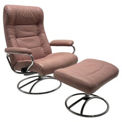 Fauteuil de salon et pouf «tressless » Ekornes postmoderne du millénaire en cuir rose