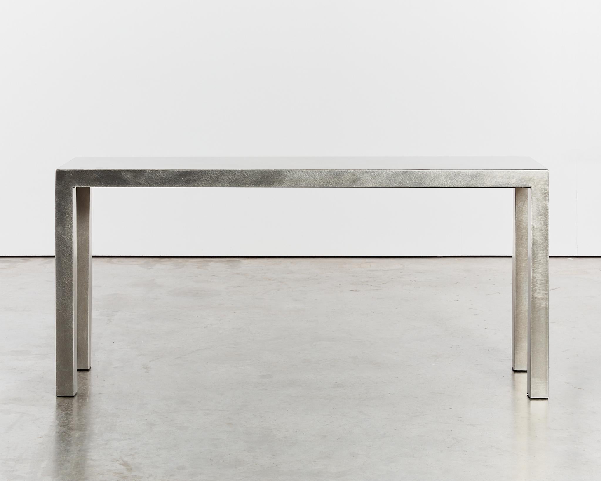Minimalistische 90er-Jahre-Konsole aus rostfreiem Stahl. Stammt aus den Niederlanden.
MATERIAL: Rostfreier Stahl

Zeitraum: CIRCA 1990er Jahre

Abmessungen: L160 x H74 x T40cm

Zustand: Altersgemäßer Condit