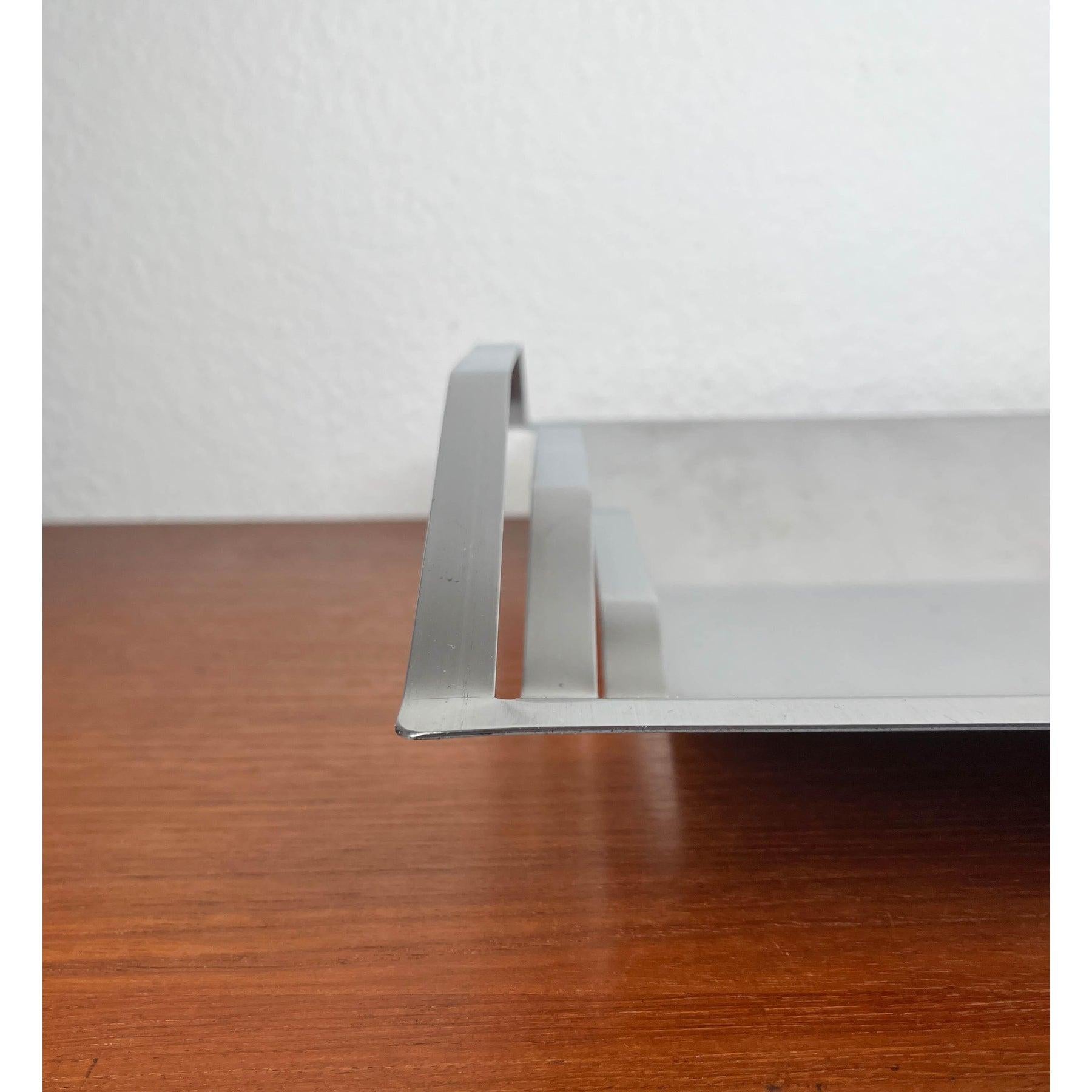 Postmoderne, minimalistische Obstschale aus Metall, 1980er Jahre, in sehr gutem Zustand. Entworfen 1980 bis 1989

Zusätzliche Informationen:
MATERIALIEN: Metall
Farbe: Silber
Zeitraum: 1980s
Artikel Typ: Vintage, antik oder aus