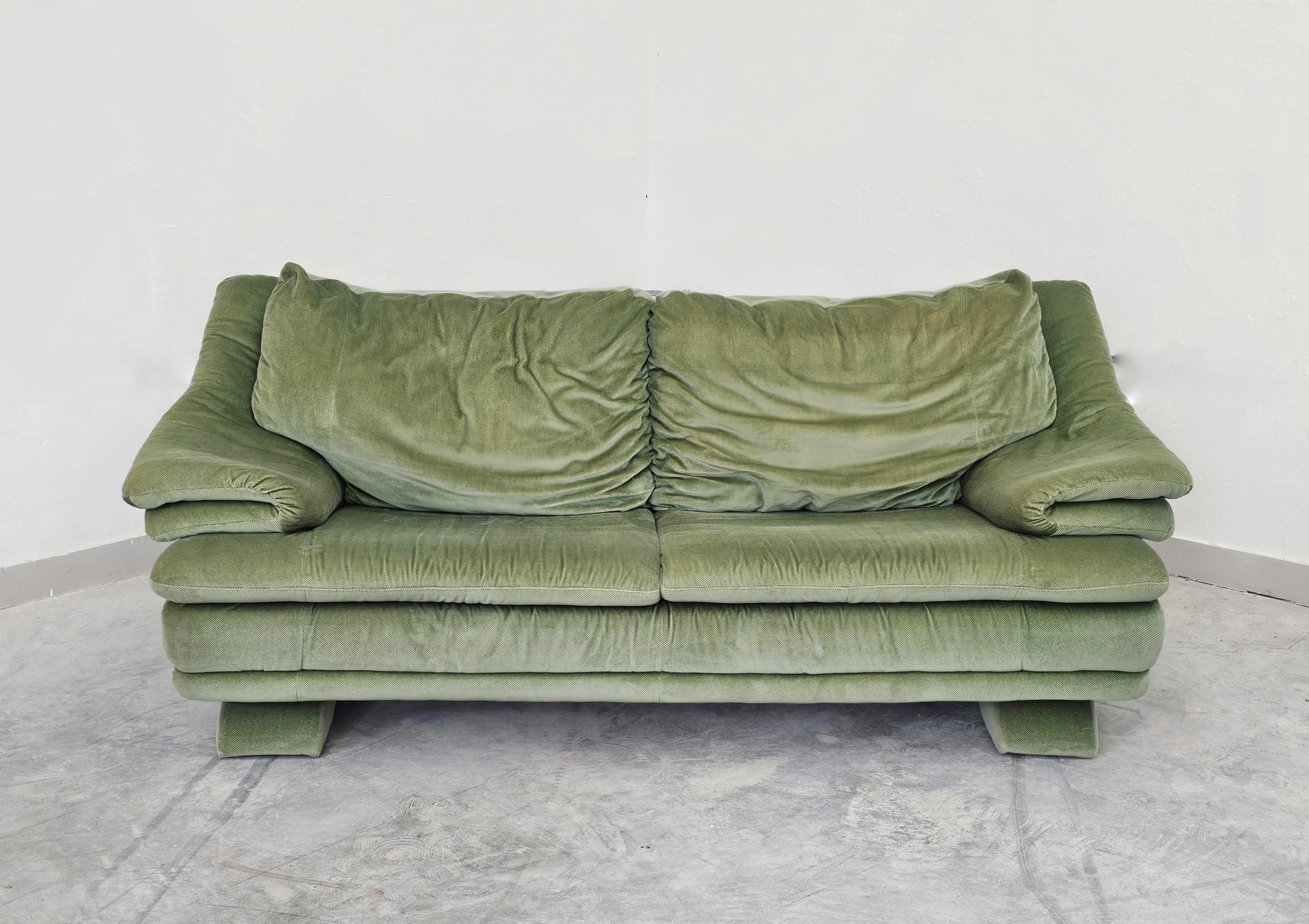 Dans cette annonce, vous trouverez un canapé postmoderne en velours vert menthe pâle. Le design du canapé s'inspire des emblématiques canapés Maralunga et Portovenere, tous deux conçus par Vico Magistretti. Fabriqué en Italie dans les années