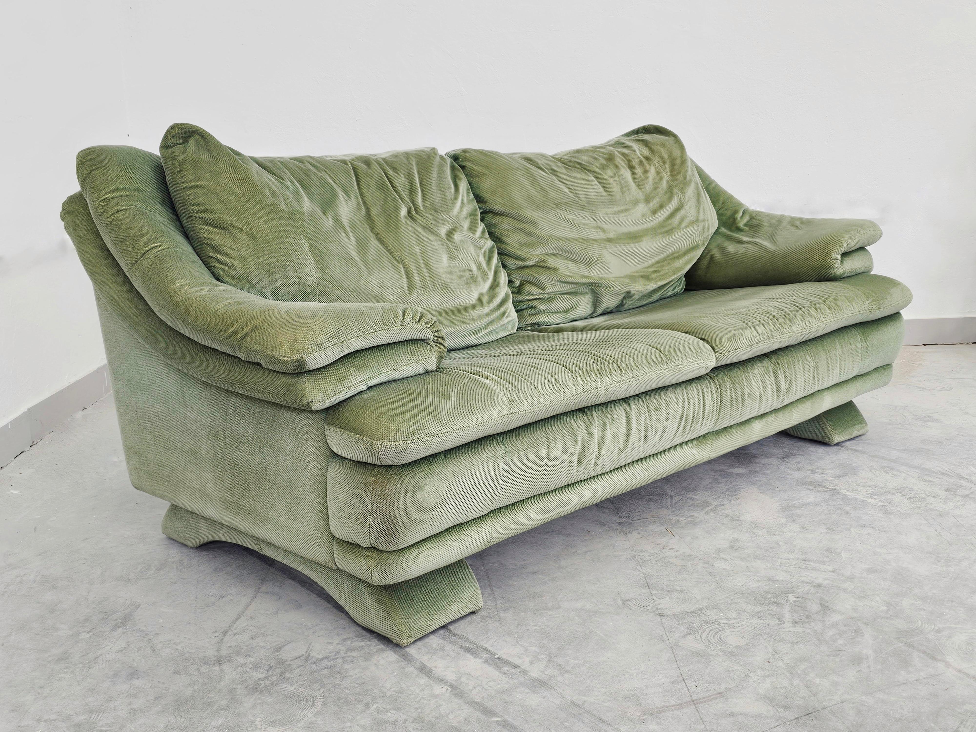Postmoderne Canapé postmoderne vert menthe inspiré de Vico Magistretti, Italie, années 1980 en vente
