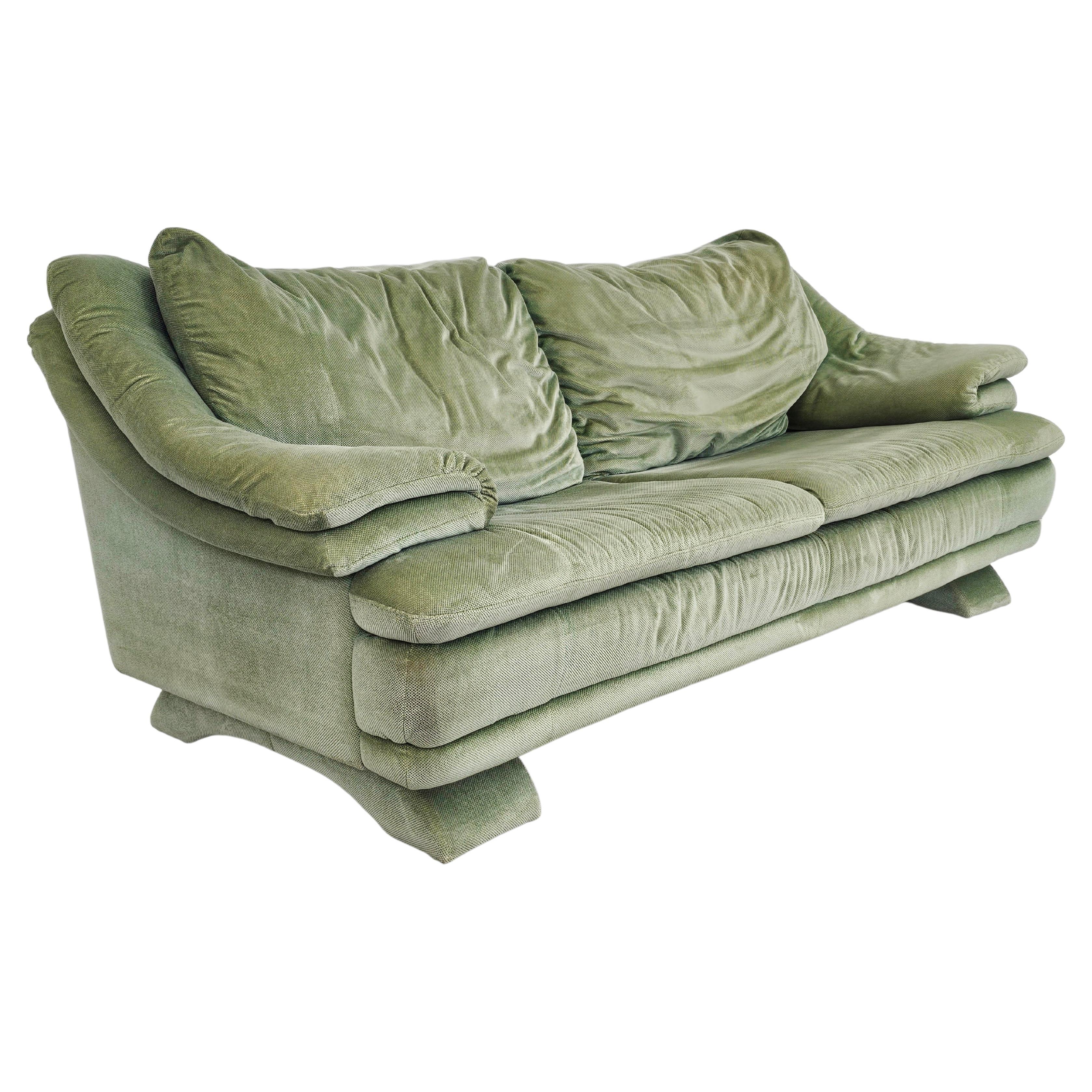 Sofá posmoderno verde menta inspirado en Vico Magistretti, Italia Años 80