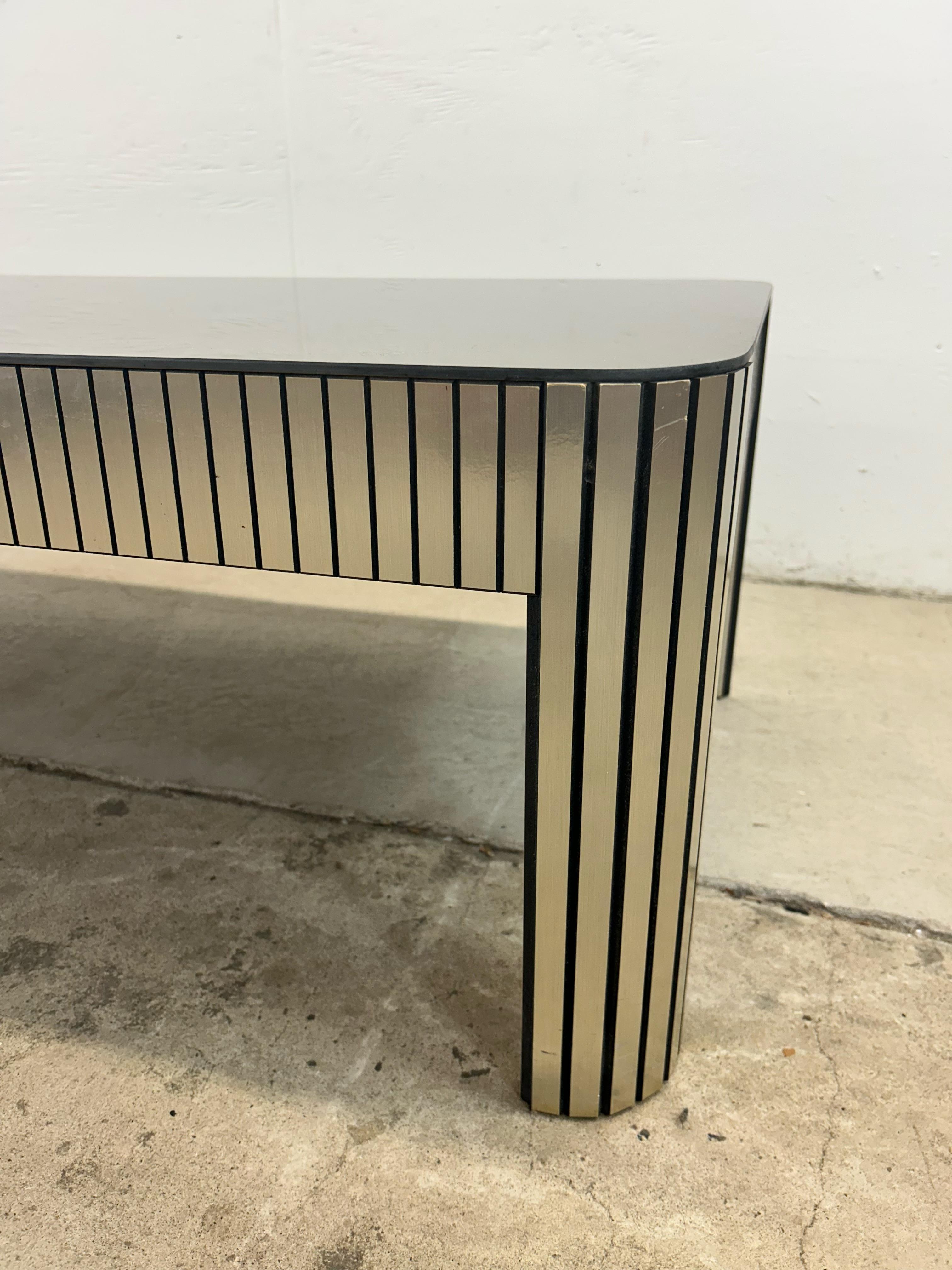 Table basse postmoderne en verre miroir avec base chromée en vente 6