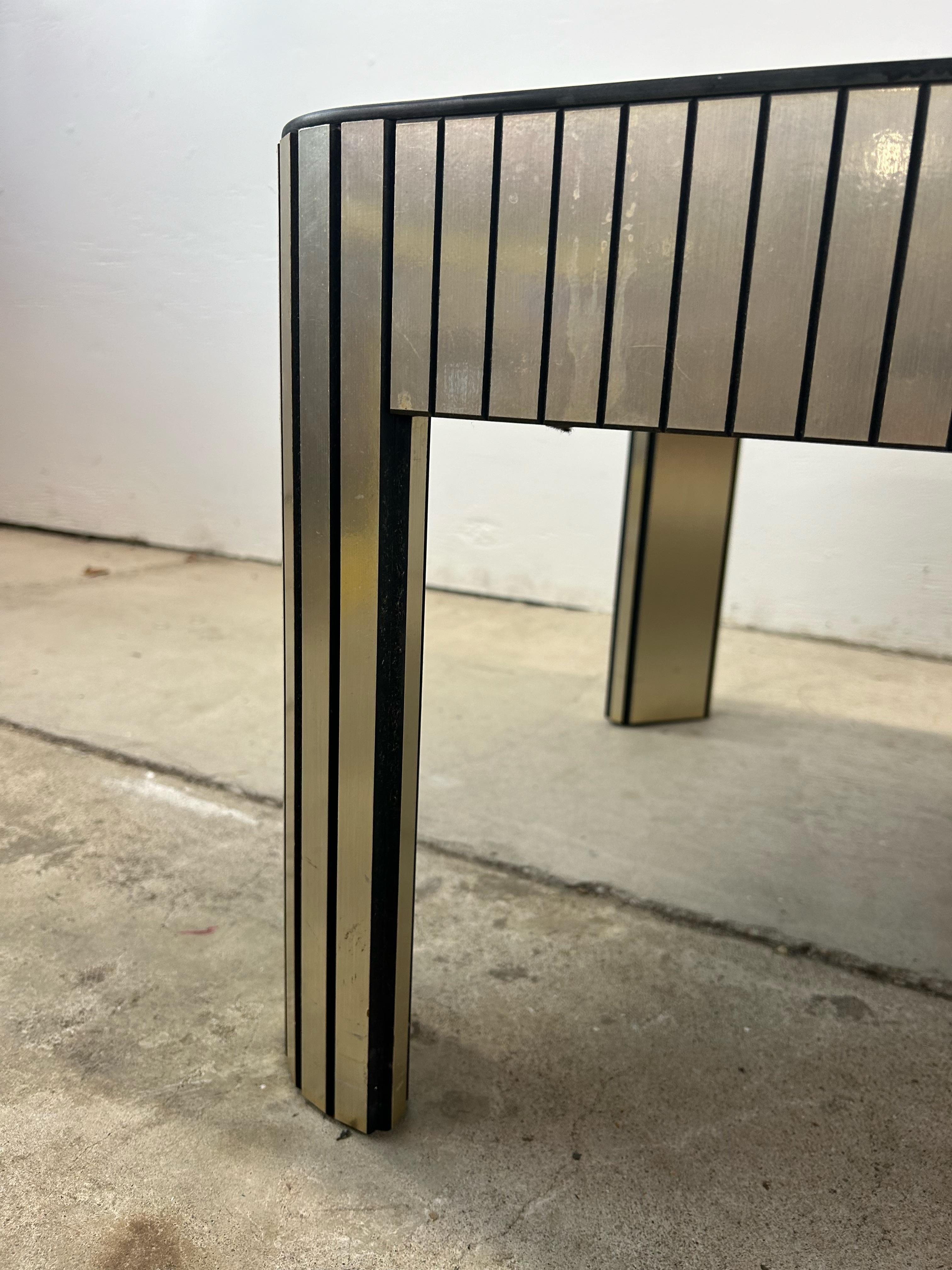 Table basse postmoderne en verre miroir avec base chromée en vente 7