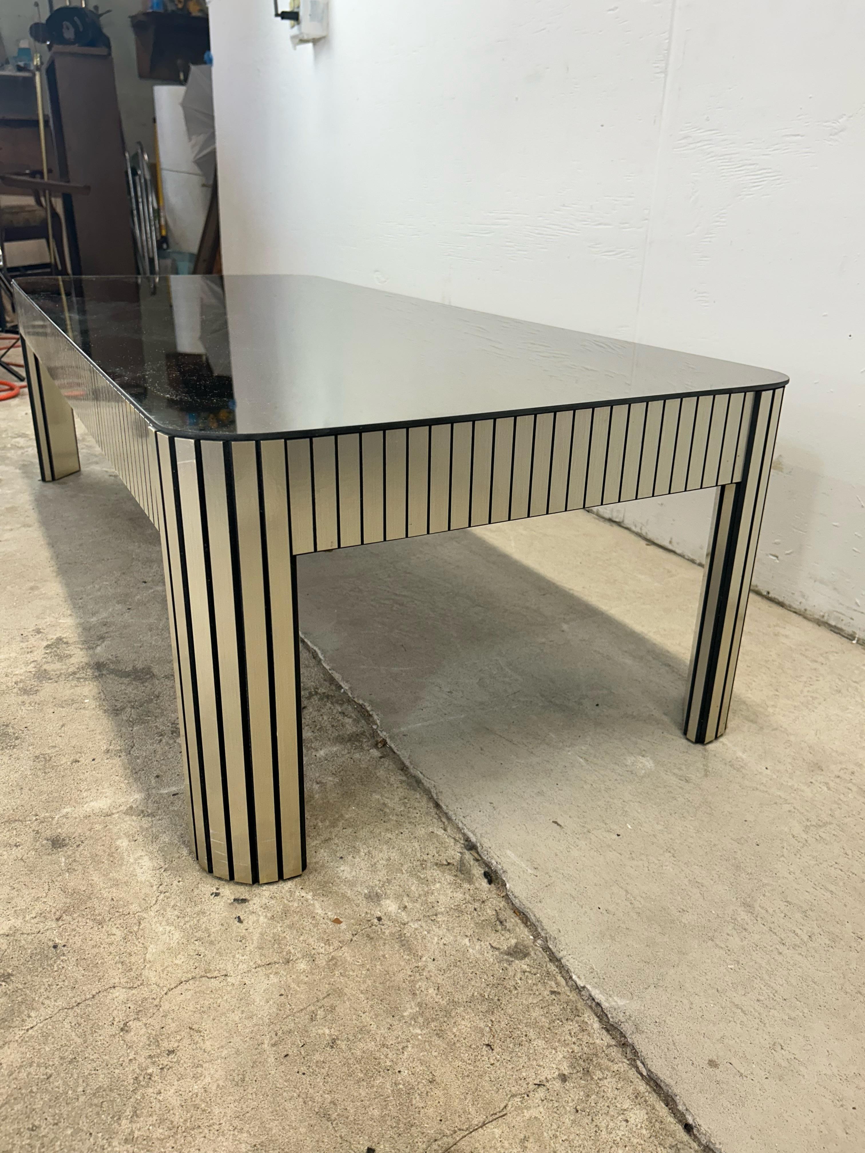 Table basse postmoderne en verre miroir avec base chromée en vente 8