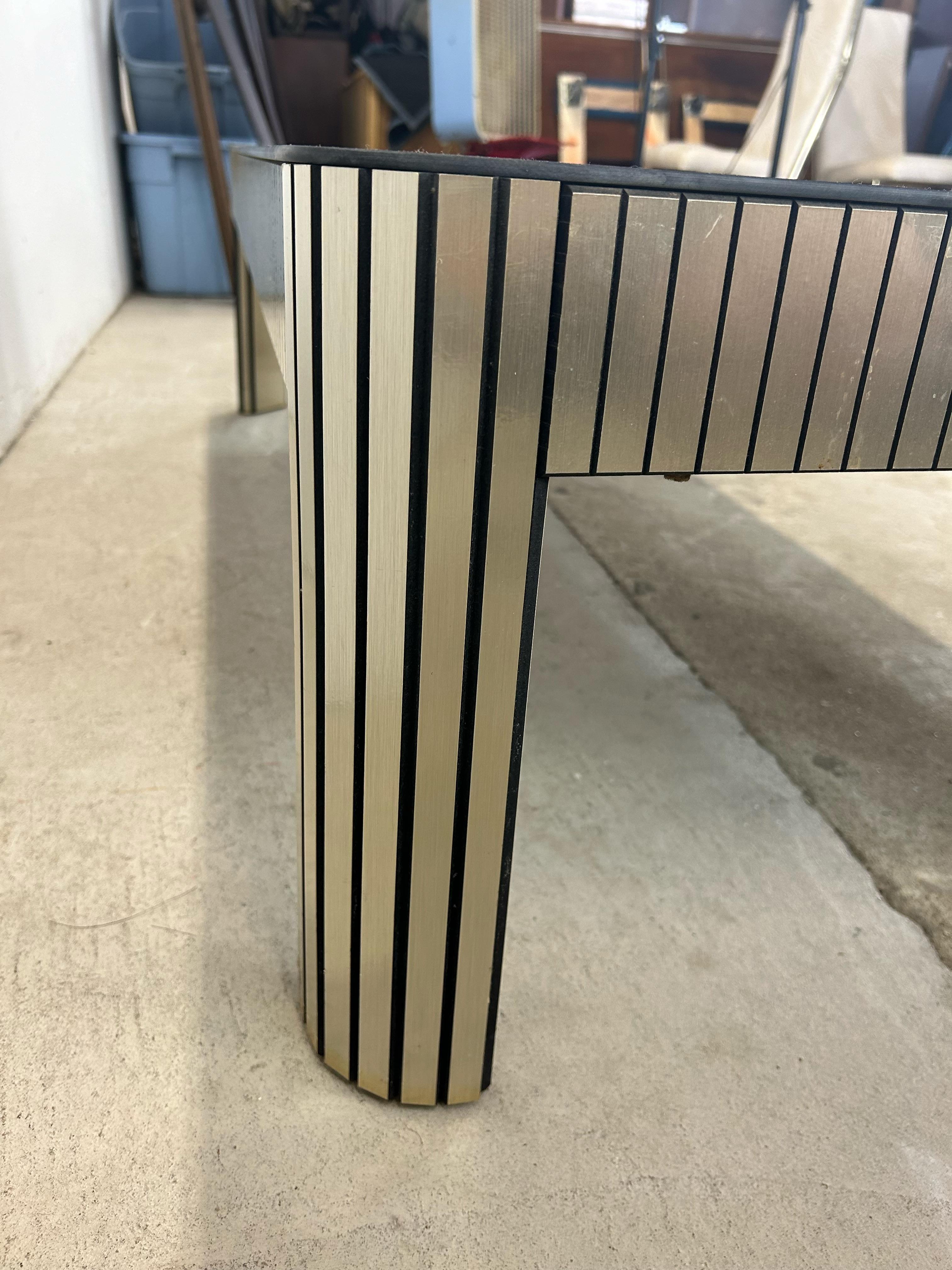 Table basse postmoderne en verre miroir avec base chromée en vente 10