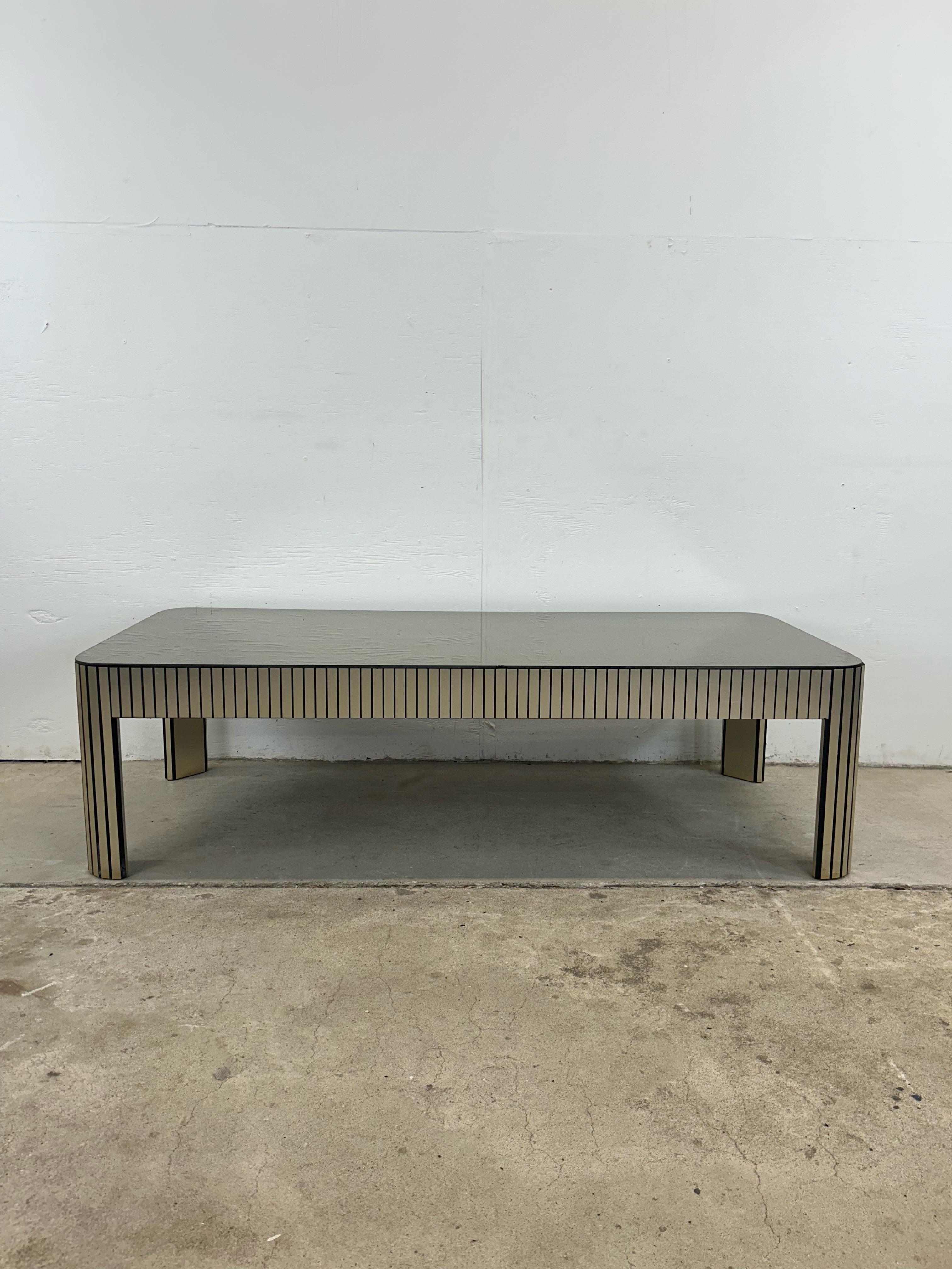 Table basse postmoderne en verre miroir avec base chromée en vente 11