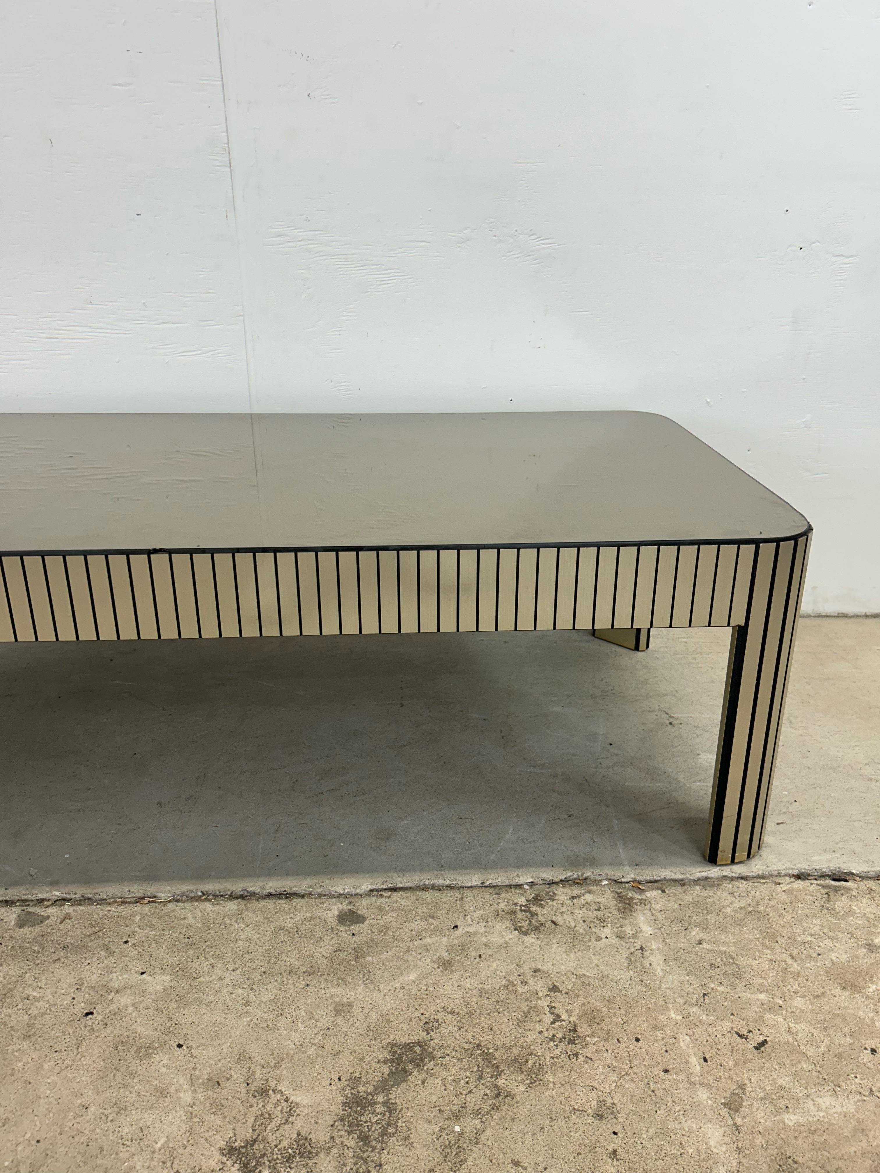 Table basse postmoderne en verre miroir avec base chromée en vente 13