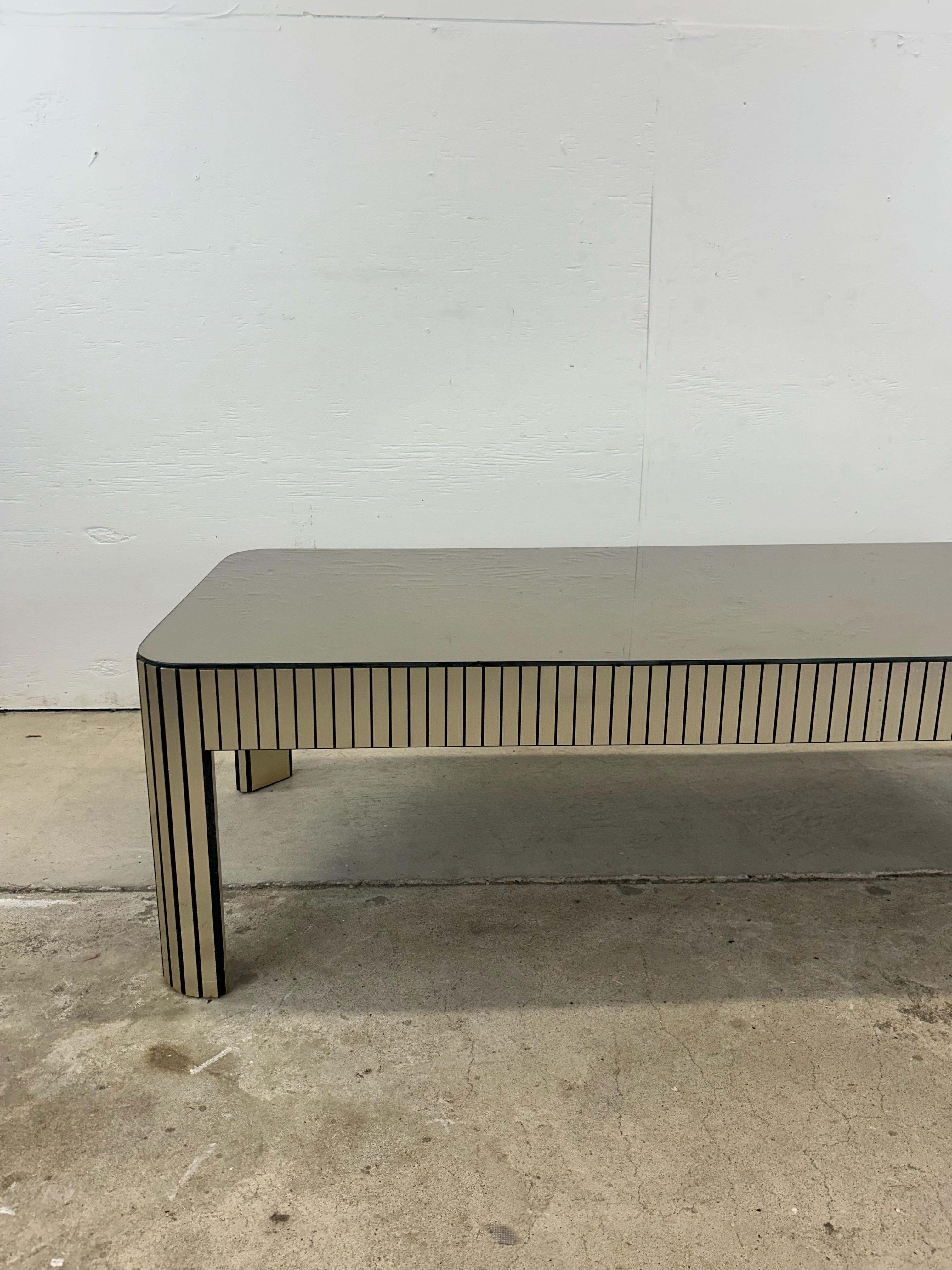 Postmoderne Table basse postmoderne en verre miroir avec base chromée en vente