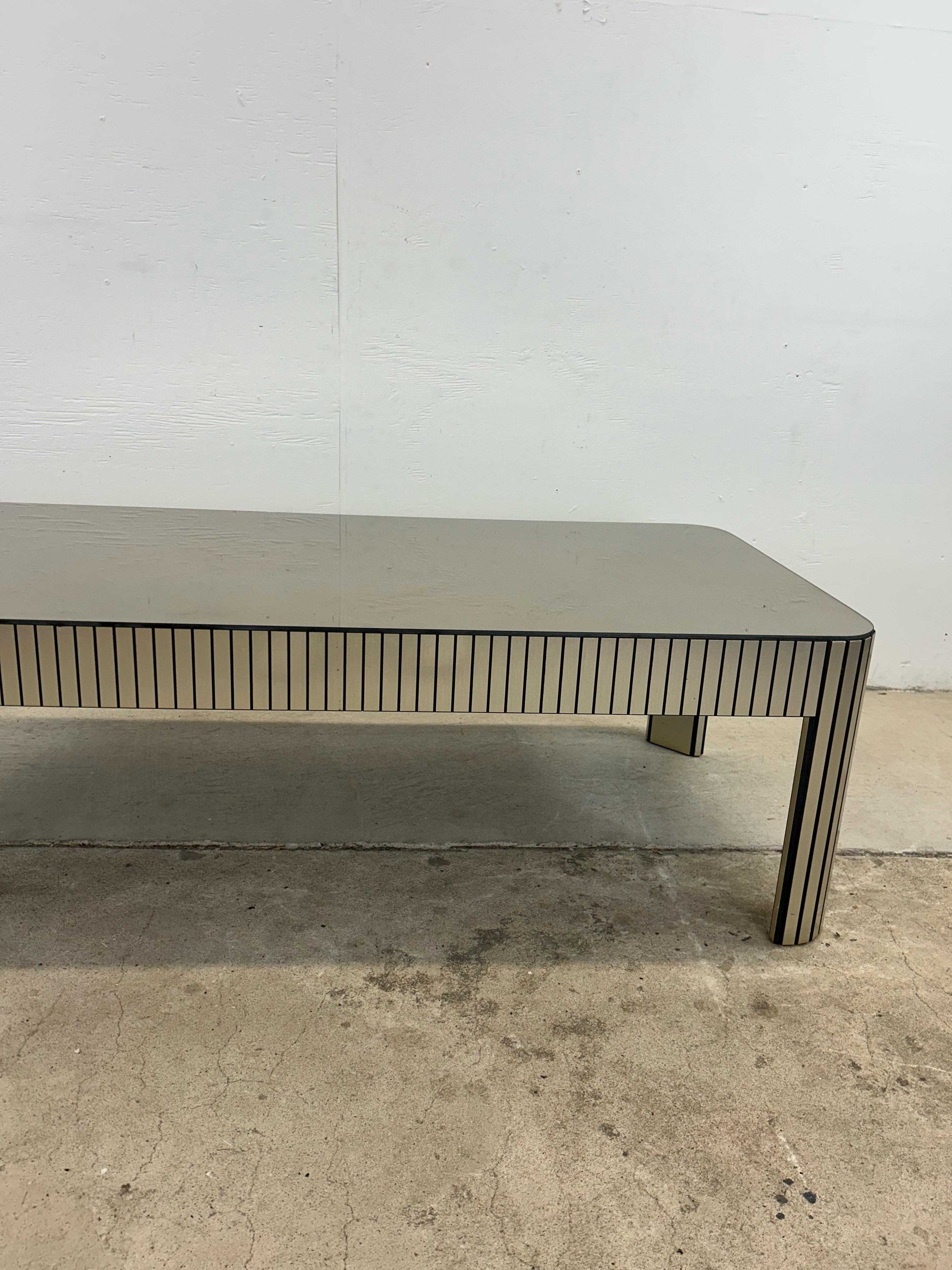 Américain Table basse postmoderne en verre miroir avec base chromée en vente