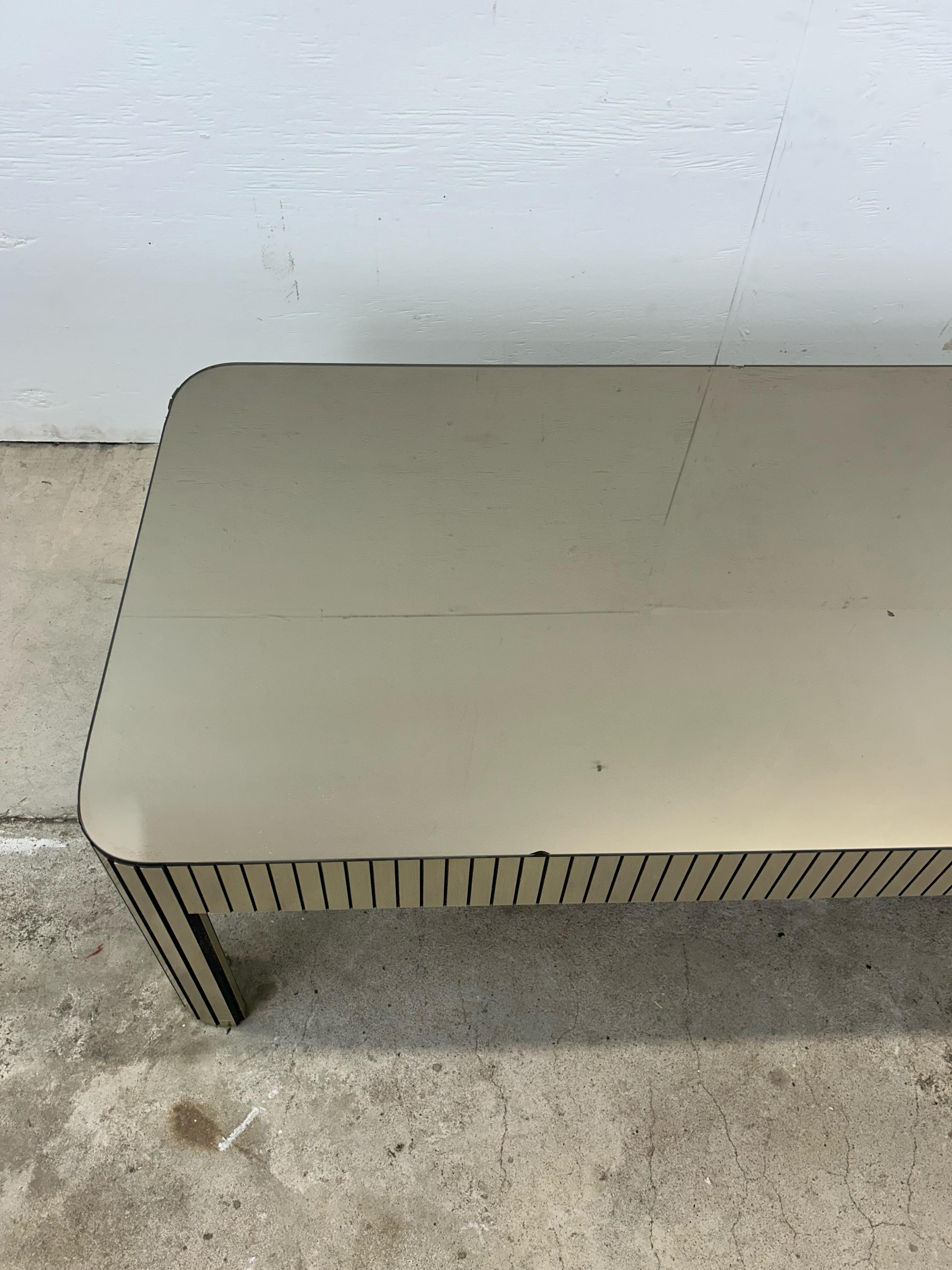Table basse postmoderne en verre miroir avec base chromée Bon état - En vente à Freehold, NJ