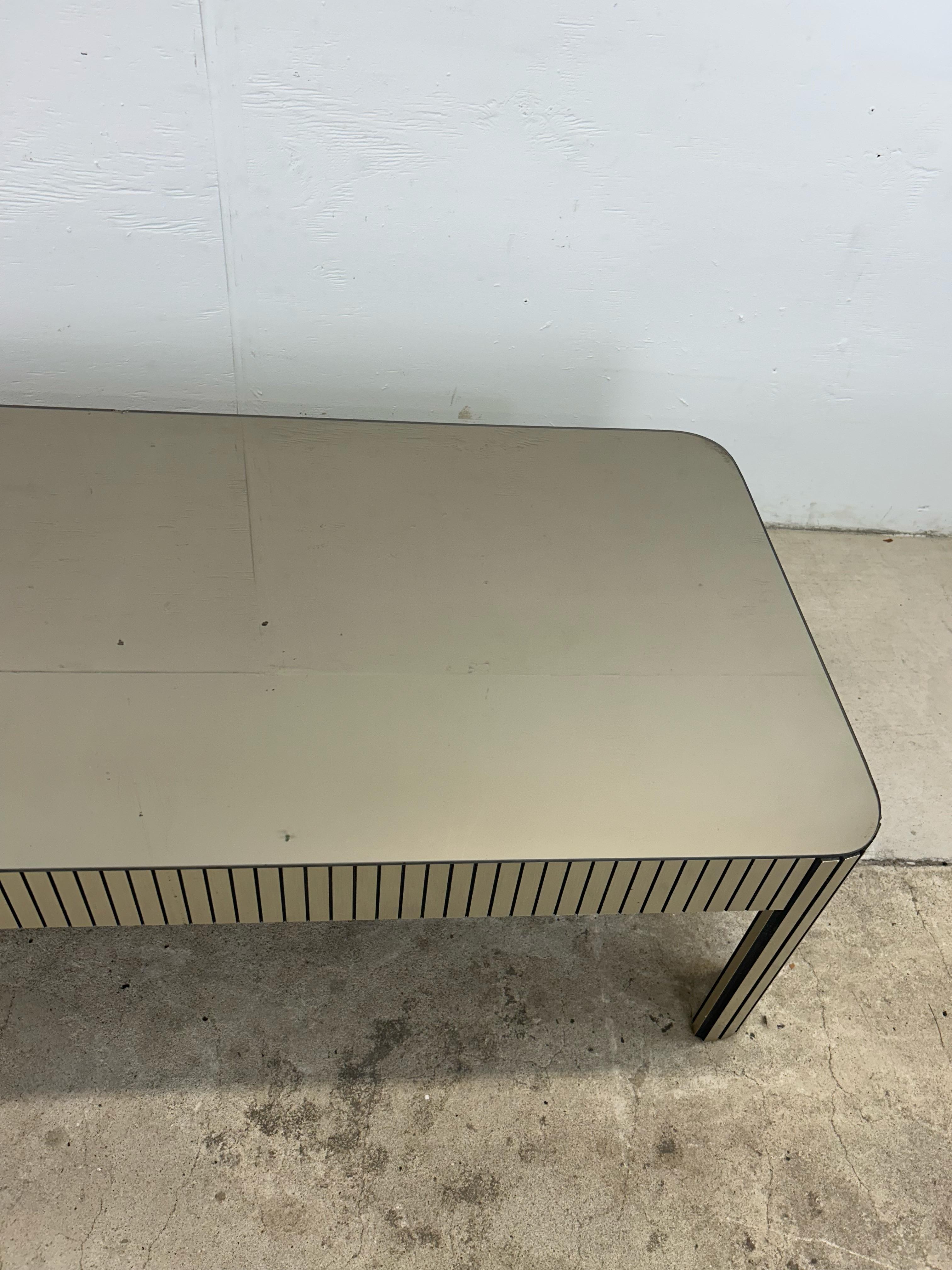 20ième siècle Table basse postmoderne en verre miroir avec base chromée en vente