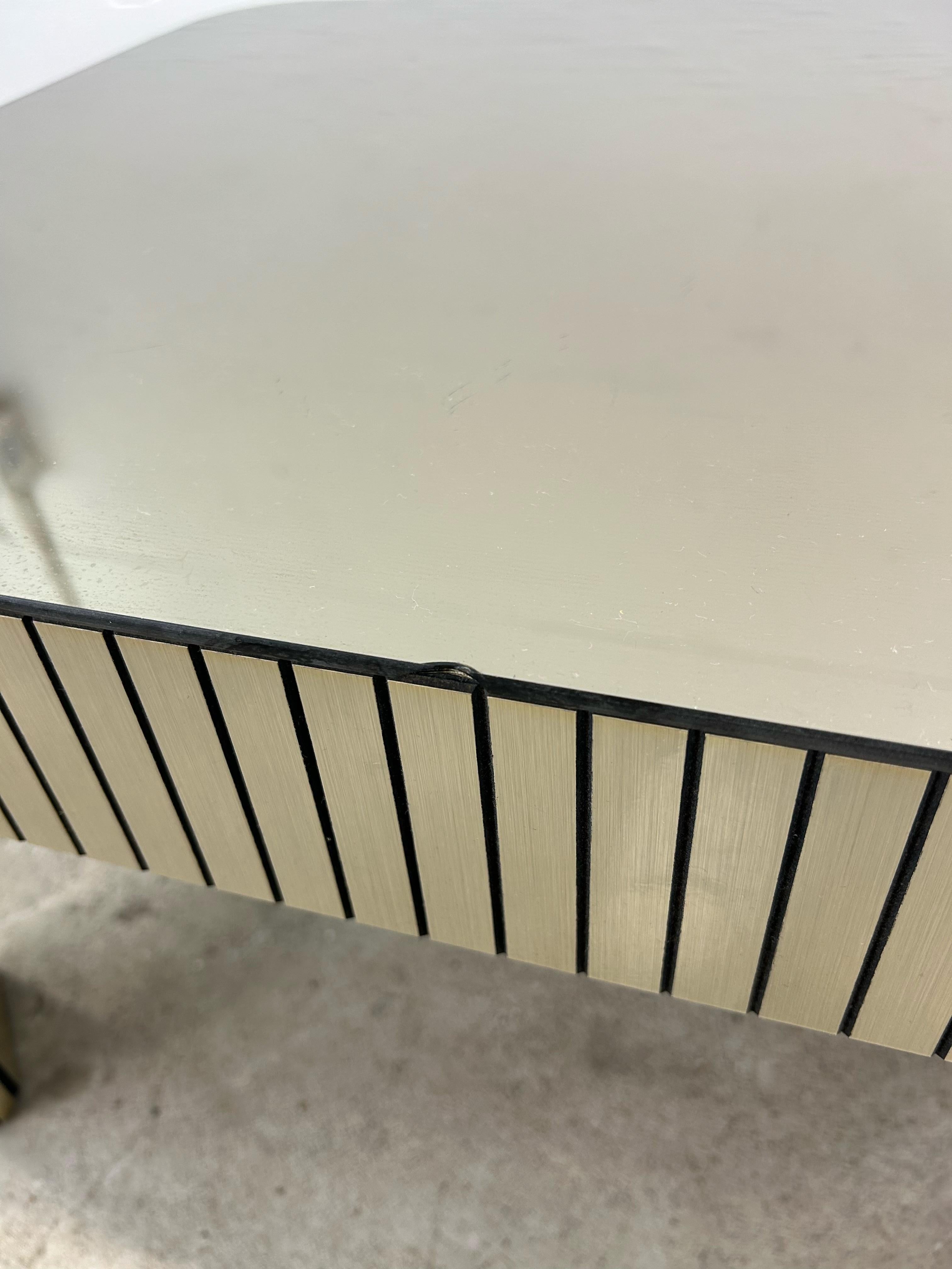 Verre Table basse postmoderne en verre miroir avec base chromée en vente