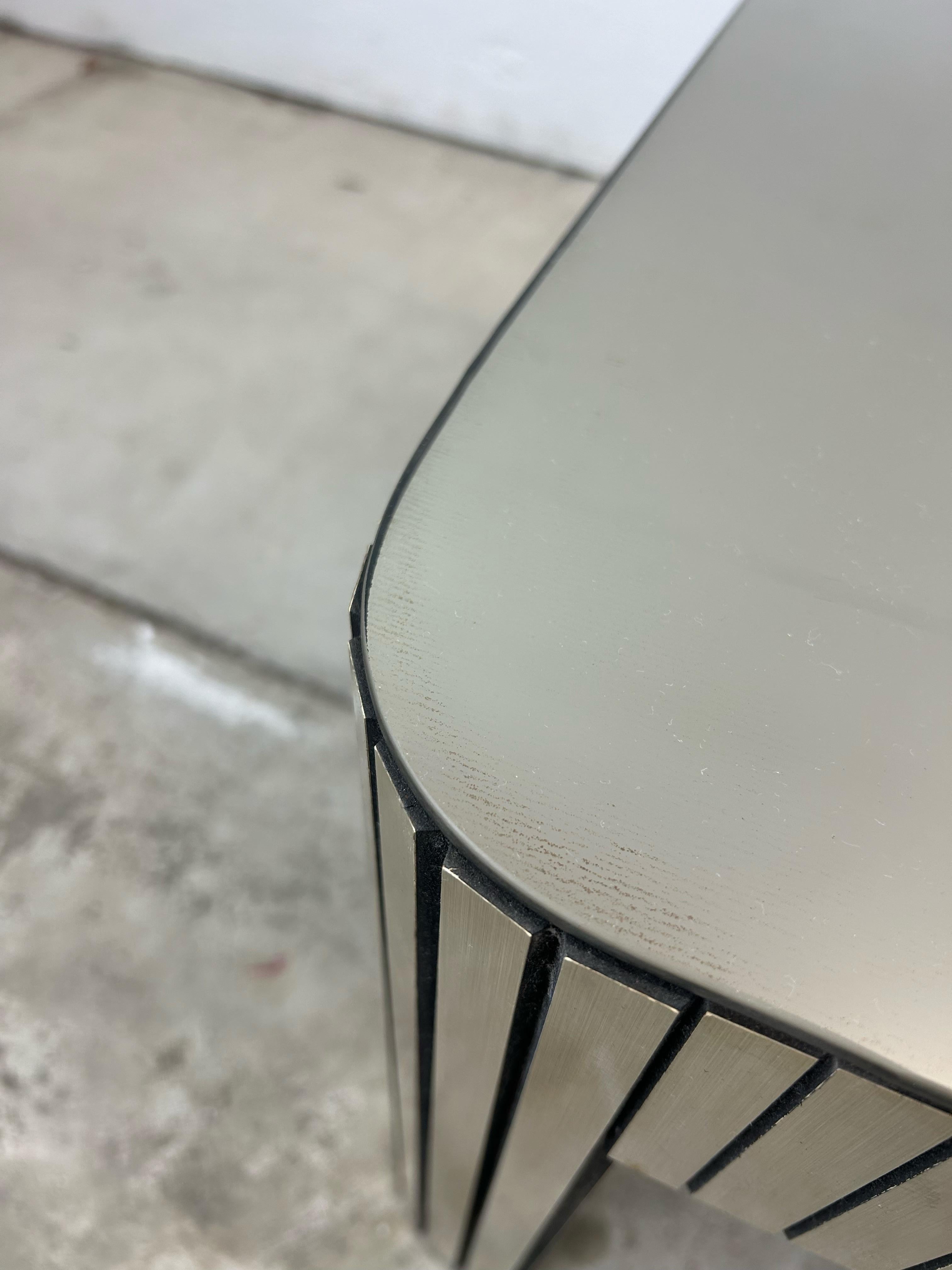 Table basse postmoderne en verre miroir avec base chromée en vente 2
