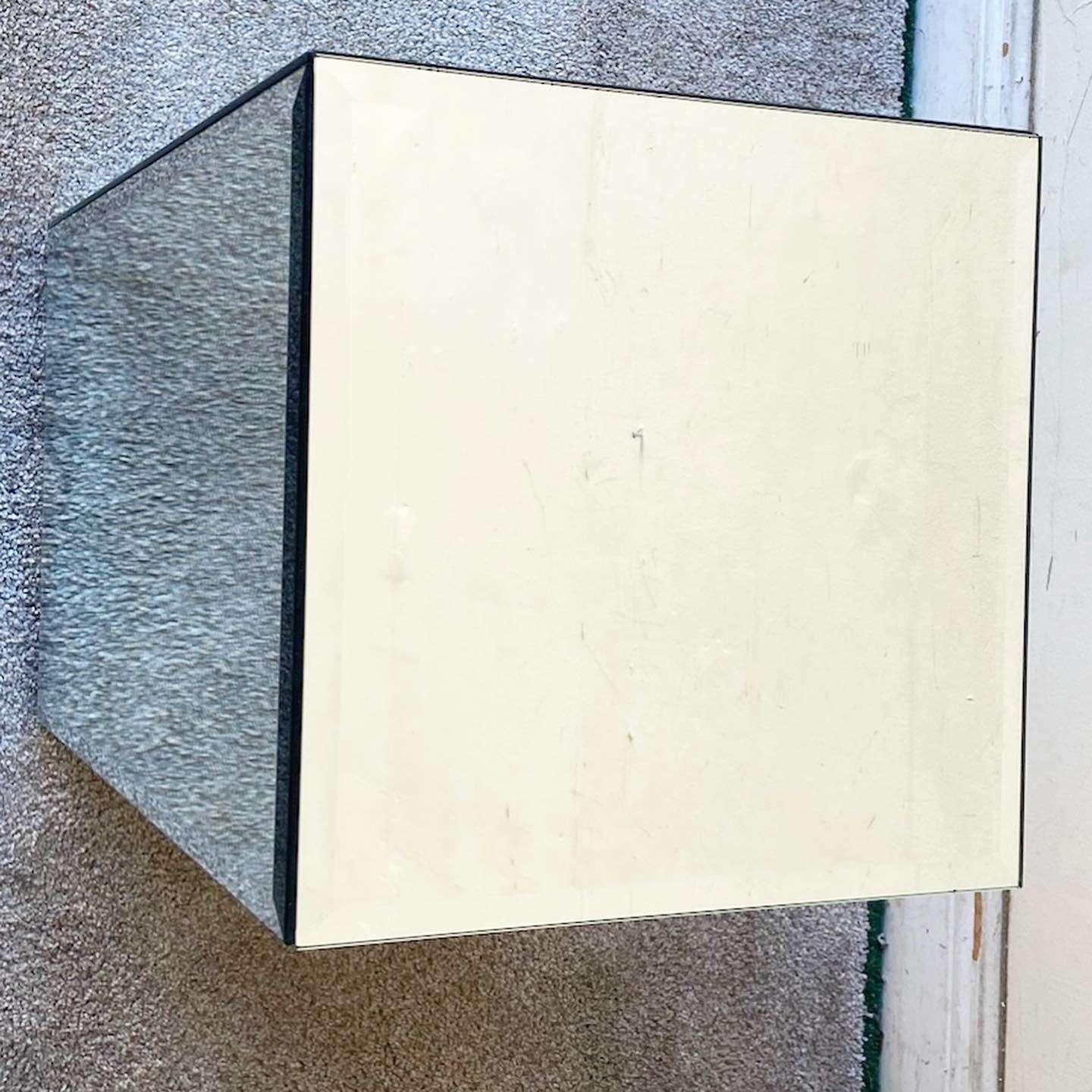 Postmoderner verspiegelter Pedestal-Beistelltisch im Zustand „Gut“ im Angebot in Delray Beach, FL