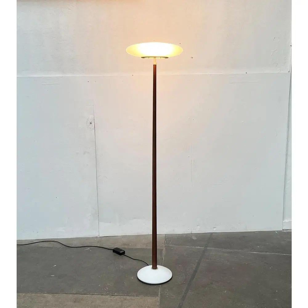 The floor lamp version from the PAO light series from Arteluce according to a design by Matteo Thun.

The Pao lights impress with their characteristic diffuser and foot made of matt glass. However, the material combination made of glass and wood,